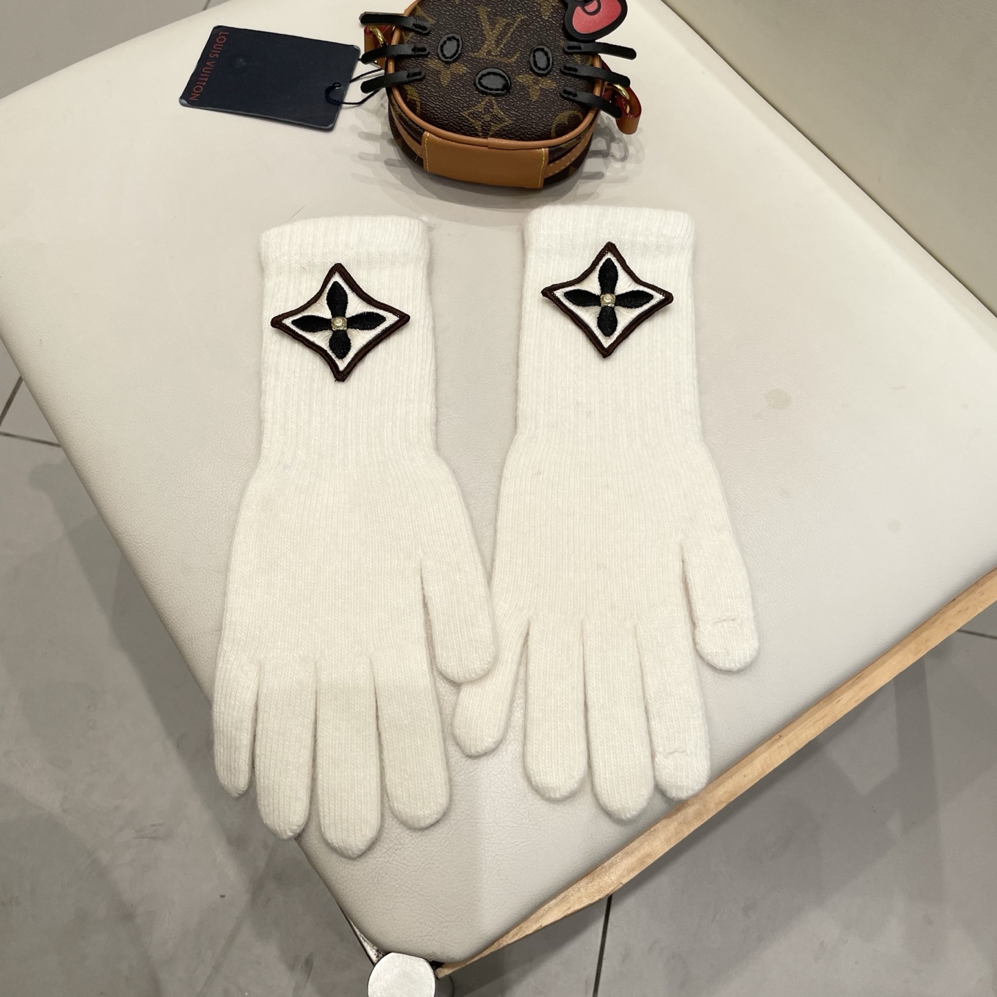 lv路易威登秋冬羊毛针织手套🧤糖果纯色系列今年秋冬大火。 每色都超好看 搭配羊绒大衣绝美 立体版型剪裁 