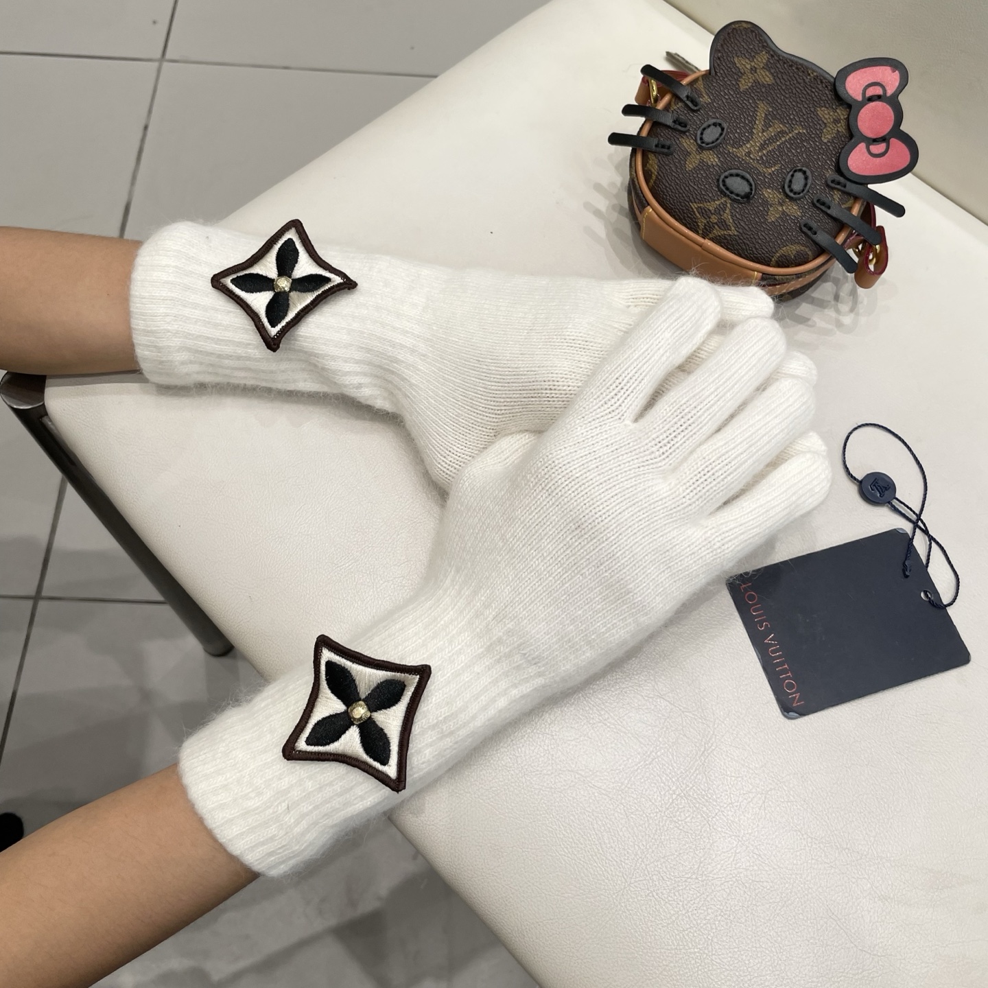 lv路易威登秋冬羊毛针织手套🧤糖果纯色系列今年秋冬大火。 每色都超好看 搭配羊绒大衣绝美 立体版型剪裁 