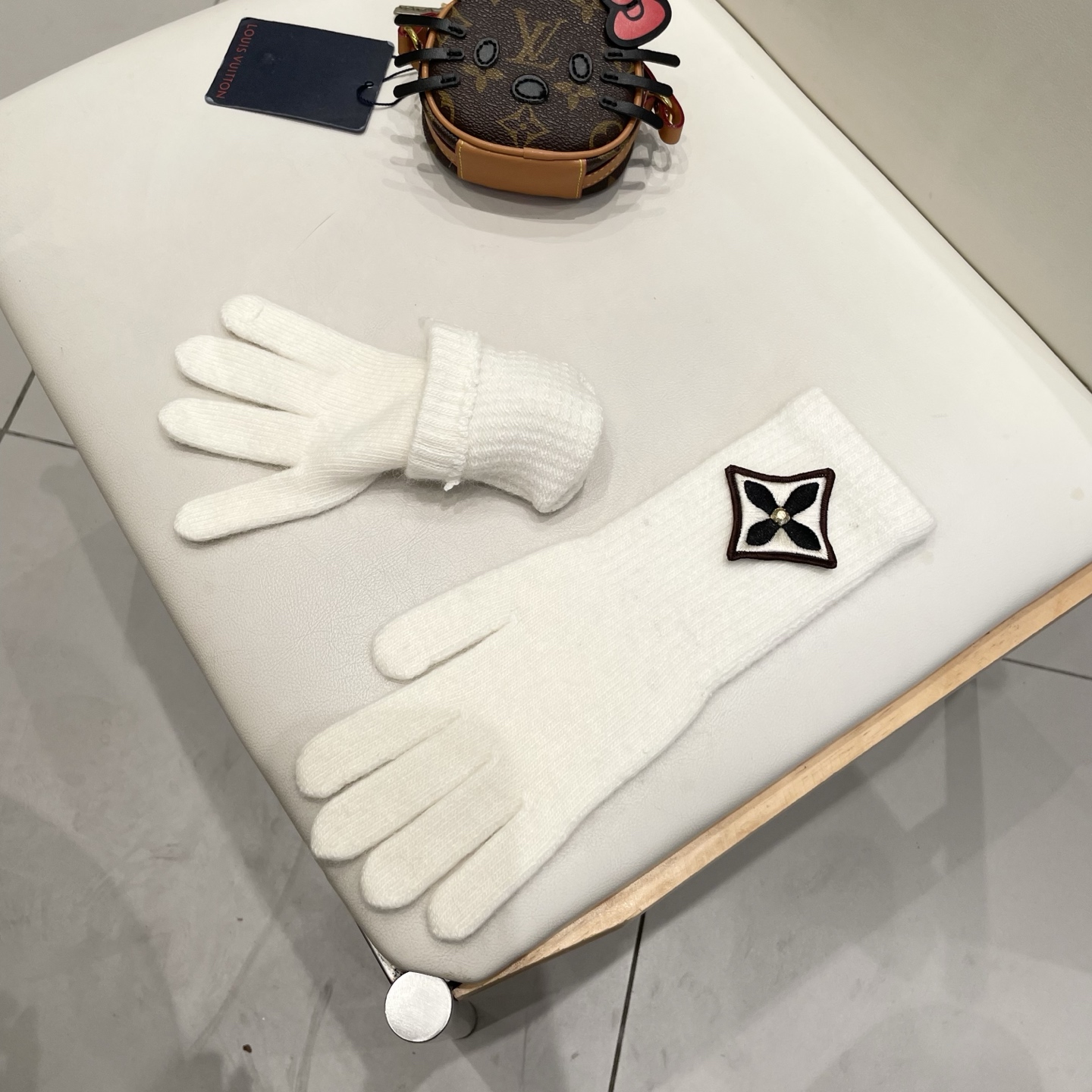 lv路易威登秋冬羊毛针织手套🧤糖果纯色系列今年秋冬大火。 每色都超好看 搭配羊绒大衣绝美 立体版型剪裁 