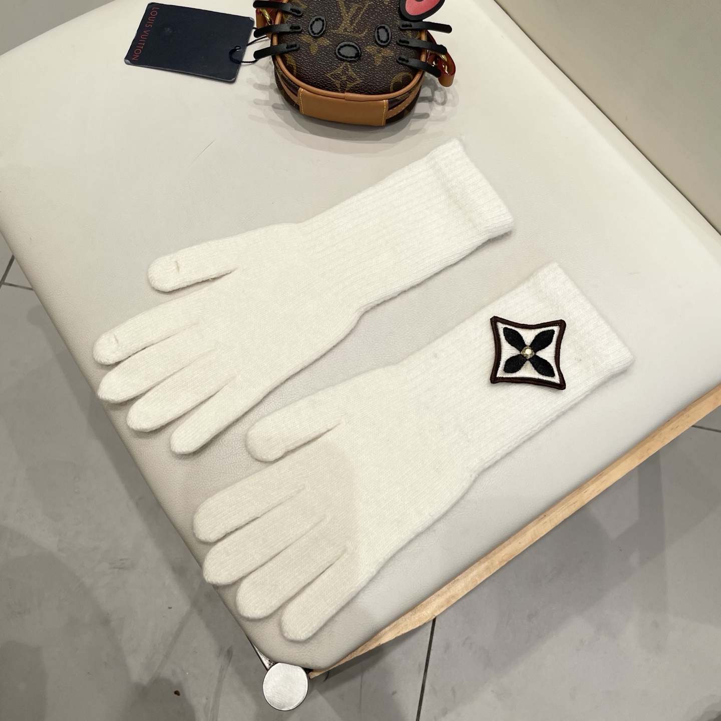 lv路易威登秋冬羊毛针织手套🧤糖果纯色系列今年秋冬大火。 每色都超好看 搭配羊绒大衣绝美 立体版型剪裁 