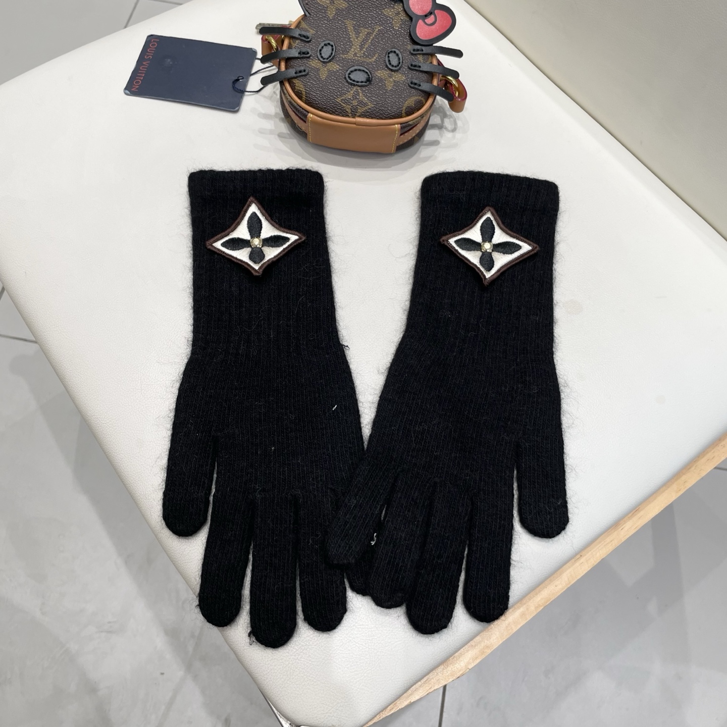 lv路易威登秋冬羊毛针织手套🧤糖果纯色系列今年秋冬大火。 每色都超好看 搭配羊绒大衣绝美 立体版型剪裁 