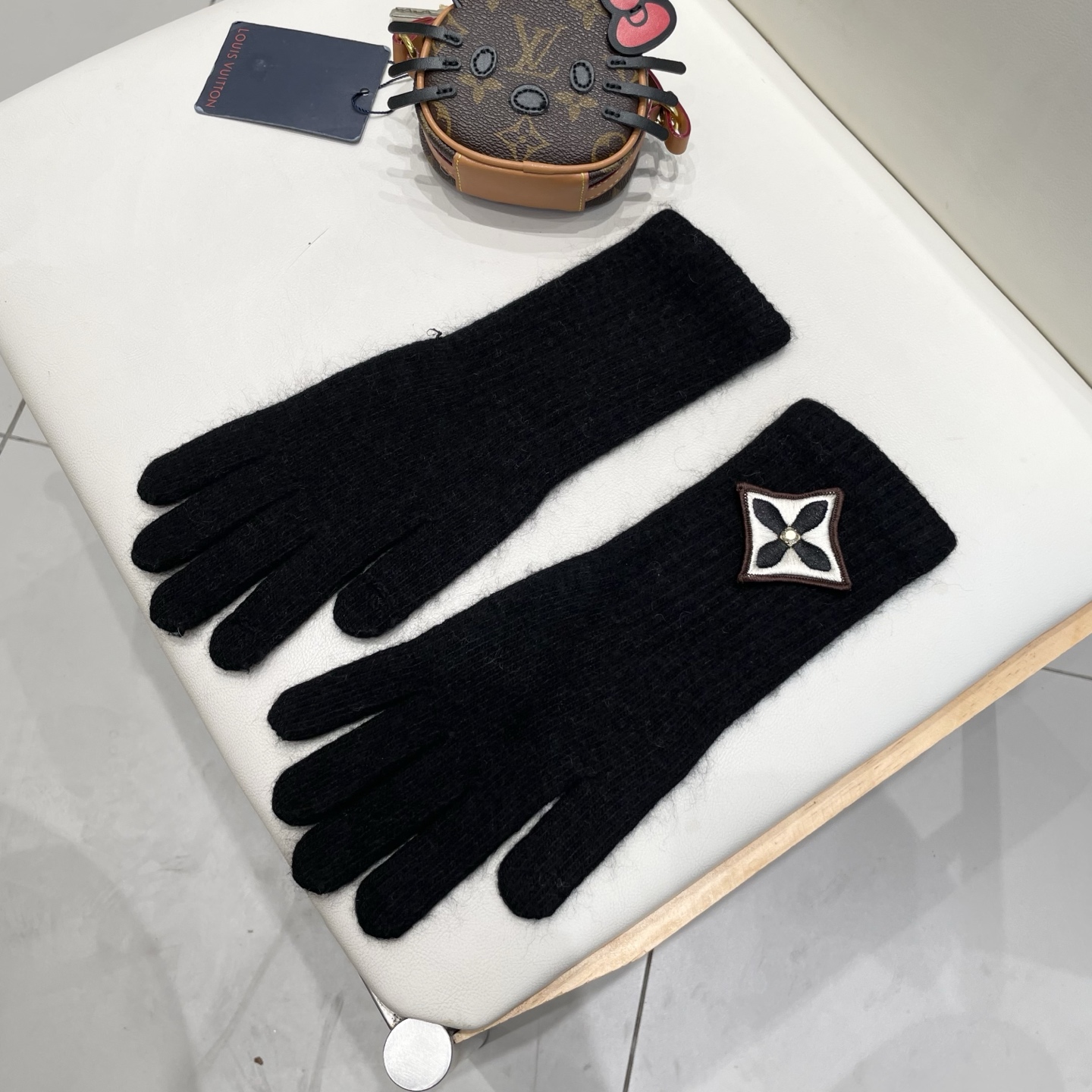 lv路易威登秋冬羊毛针织手套🧤糖果纯色系列今年秋冬大火。 每色都超好看 搭配羊绒大衣绝美 立体版型剪裁 