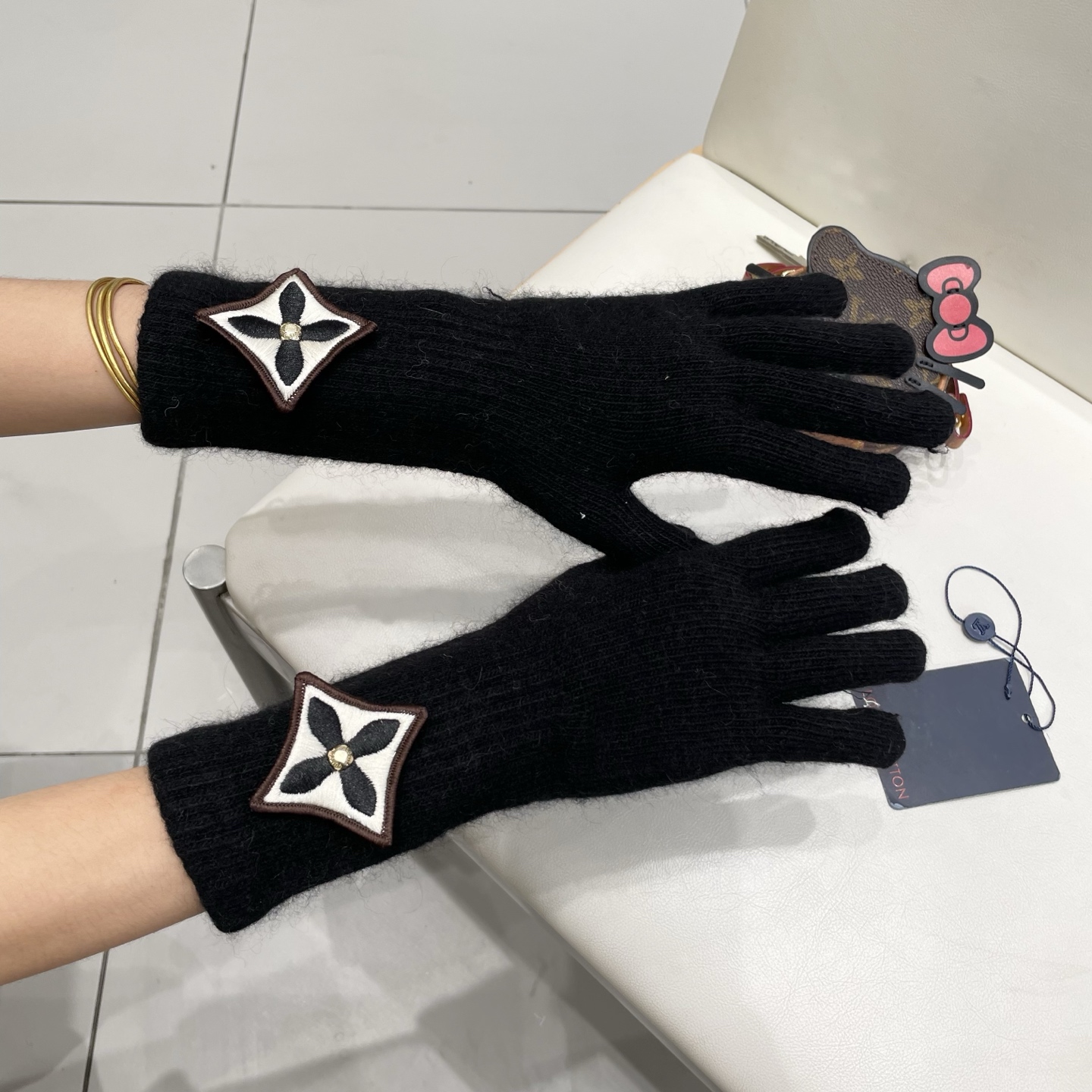 lv路易威登秋冬羊毛针织手套🧤糖果纯色系列今年秋冬大火。 每色都超好看 搭配羊绒大衣绝美 立体版型剪裁 