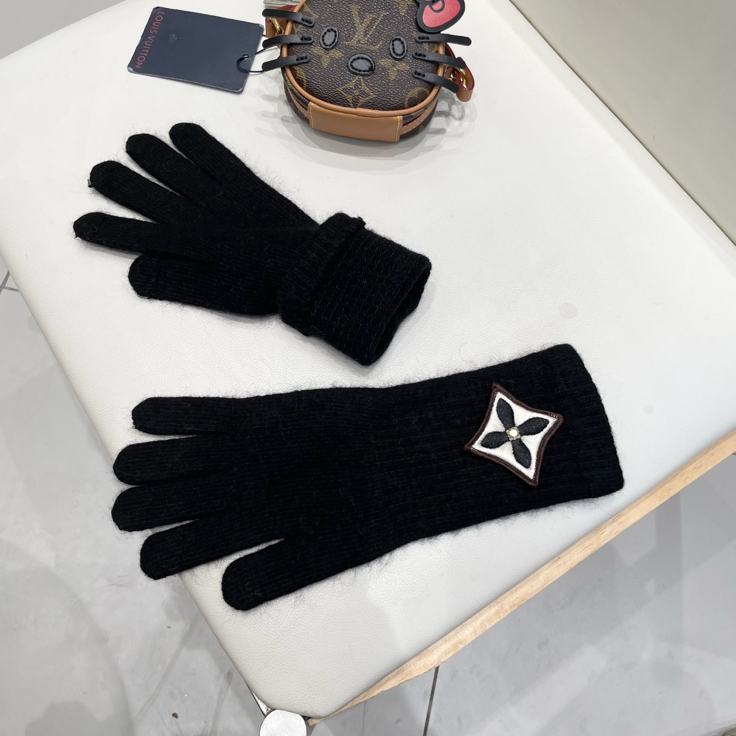 lv路易威登秋冬羊毛针织手套🧤糖果纯色系列今年秋冬大火。 每色都超好看 搭配羊绒大衣绝美 立体版型剪裁 