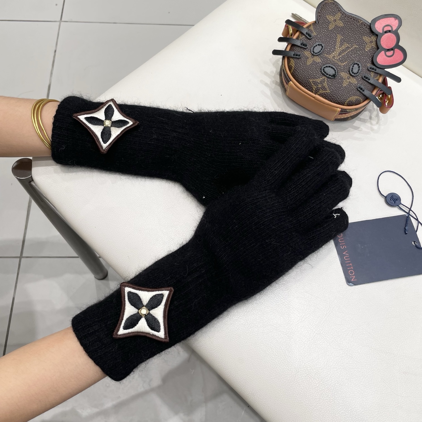 lv路易威登秋冬羊毛针织手套🧤糖果纯色系列今年秋冬大火。 每色都超好看 搭配羊绒大衣绝美 立体版型剪裁 