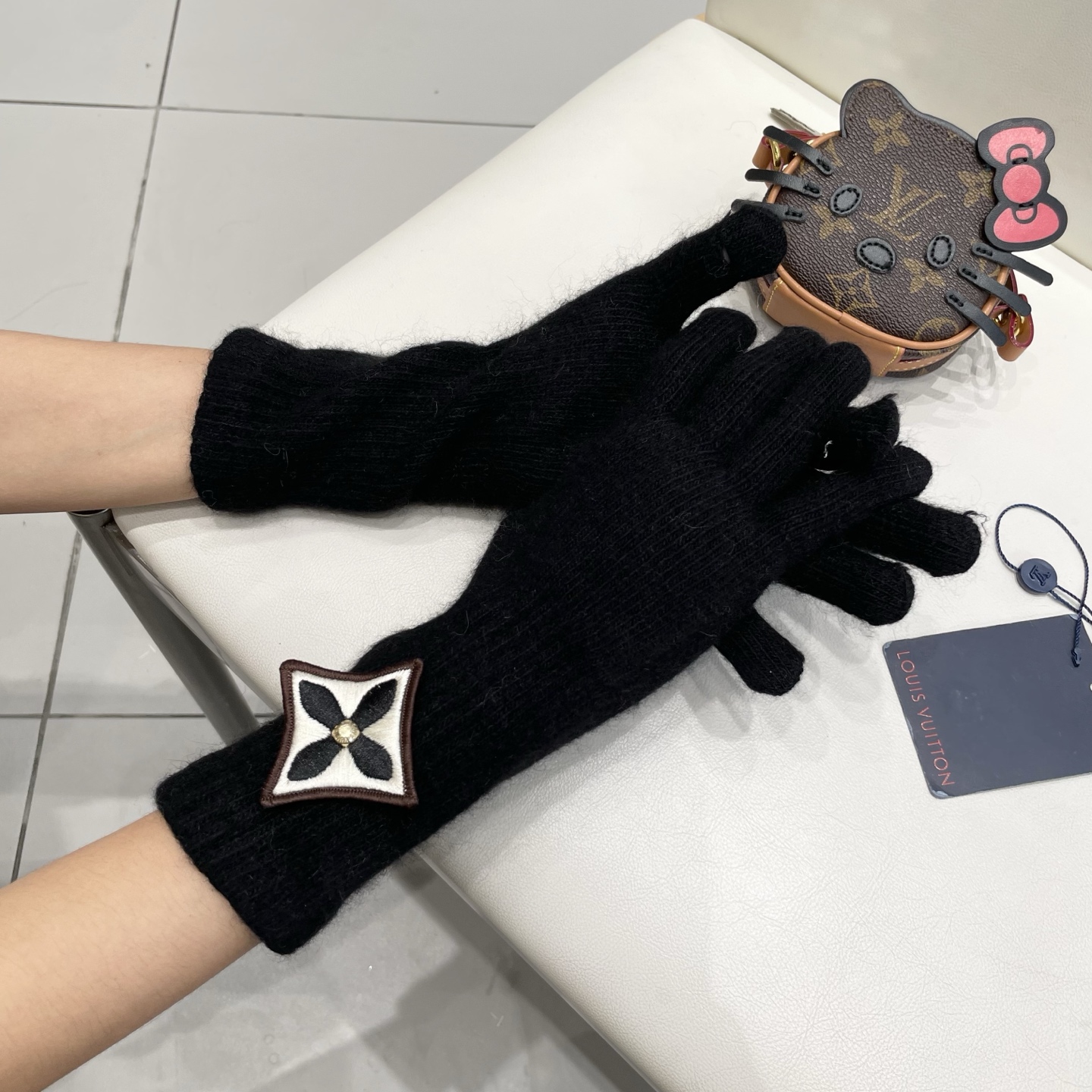 lv路易威登秋冬羊毛针织手套🧤糖果纯色系列今年秋冬大火。 每色都超好看 搭配羊绒大衣绝美 立体版型剪裁 