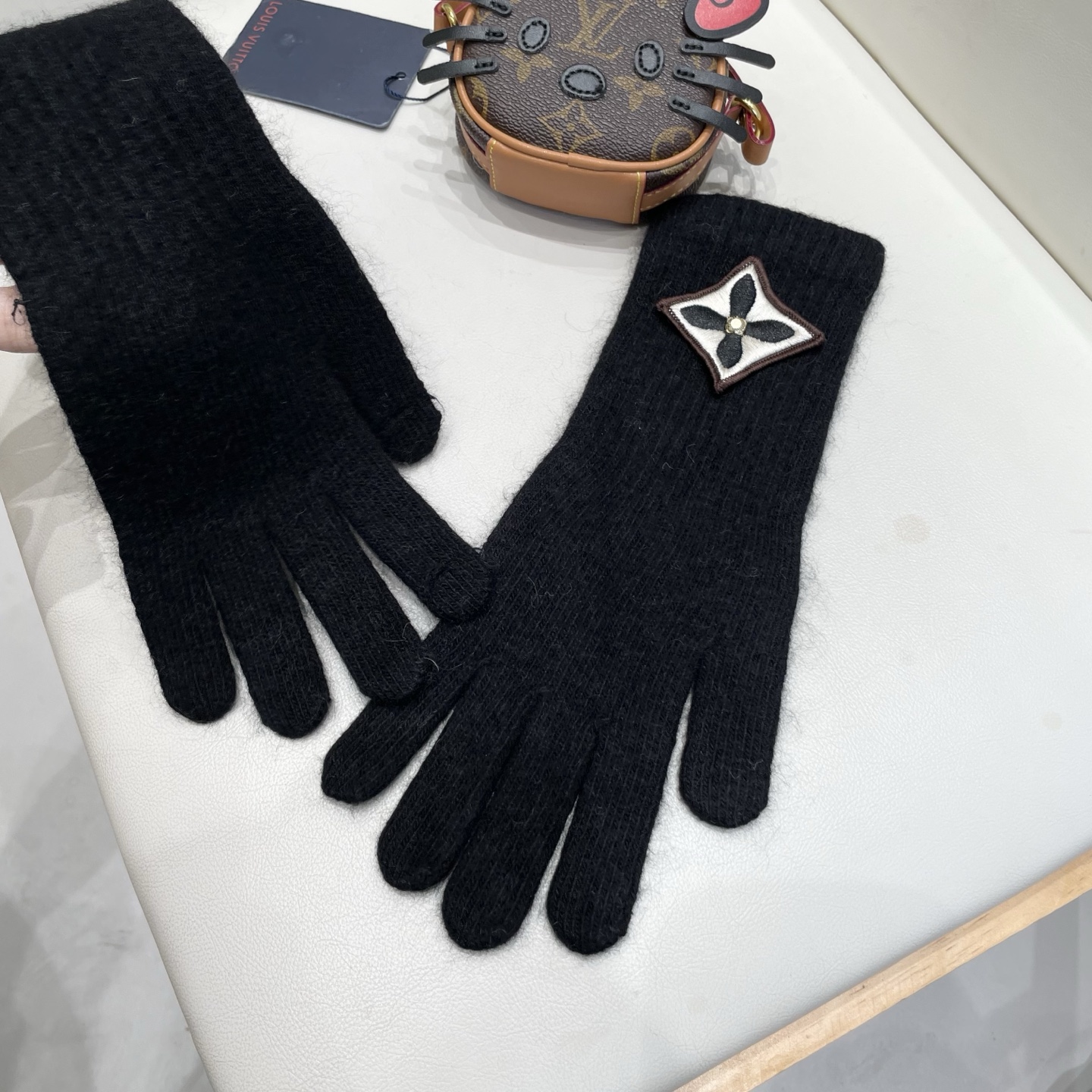 lv路易威登秋冬羊毛针织手套🧤糖果纯色系列今年秋冬大火。 每色都超好看 搭配羊绒大衣绝美 立体版型剪裁 
