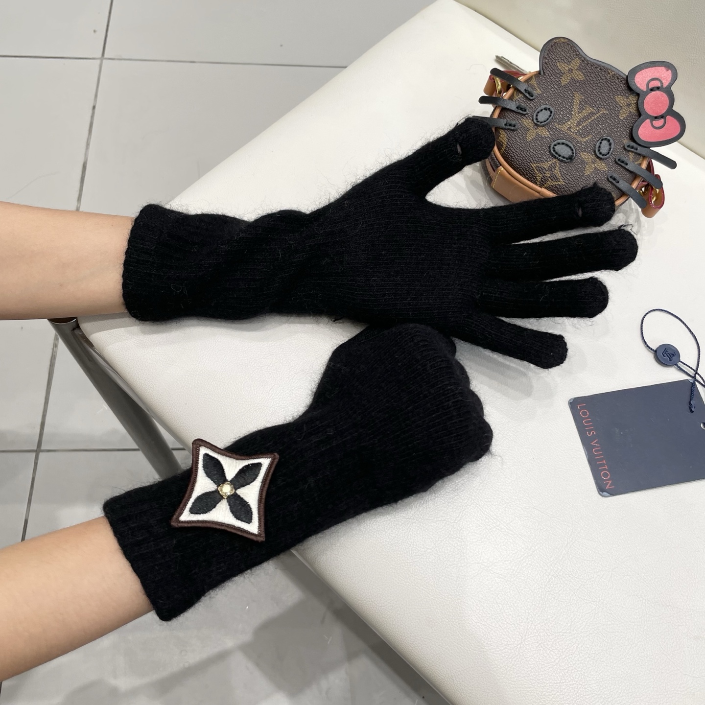 lv路易威登秋冬羊毛针织手套🧤糖果纯色系列今年秋冬大火。 每色都超好看 搭配羊绒大衣绝美 立体版型剪裁 