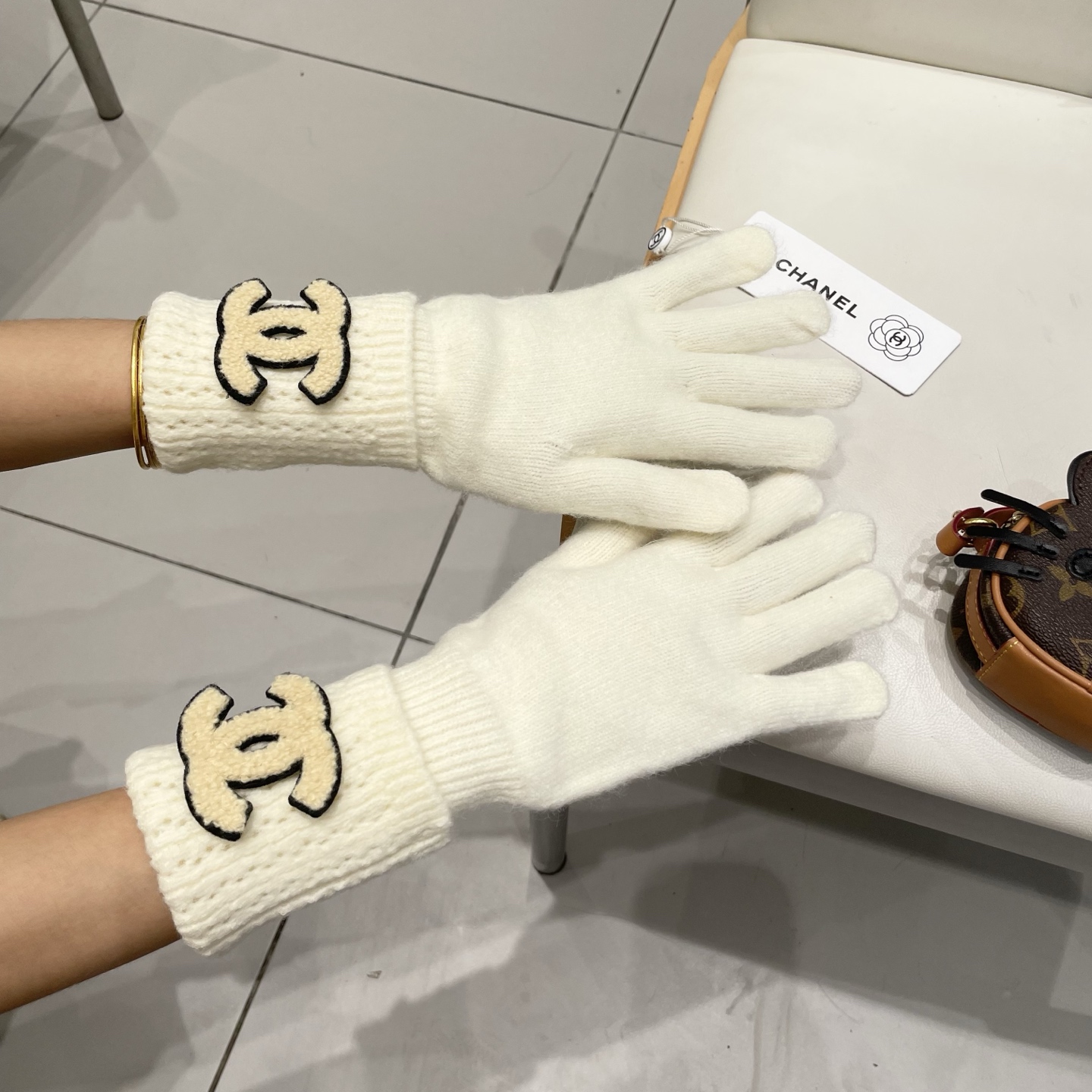 Chanel韩国单针织羊绒手套女士秋冬纯色贴标保暖防寒护腕分指漏指可触屏