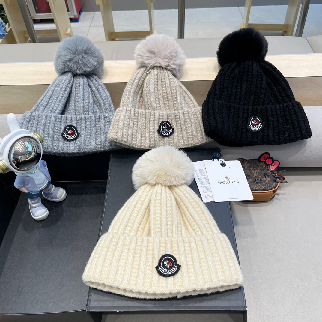 Moncler蒙口新款毛线帽毛茸茸的毛球就在头顶，可爱到无法抗拒～保暖又舒适，配大衣还是羽绒服，都是冬日