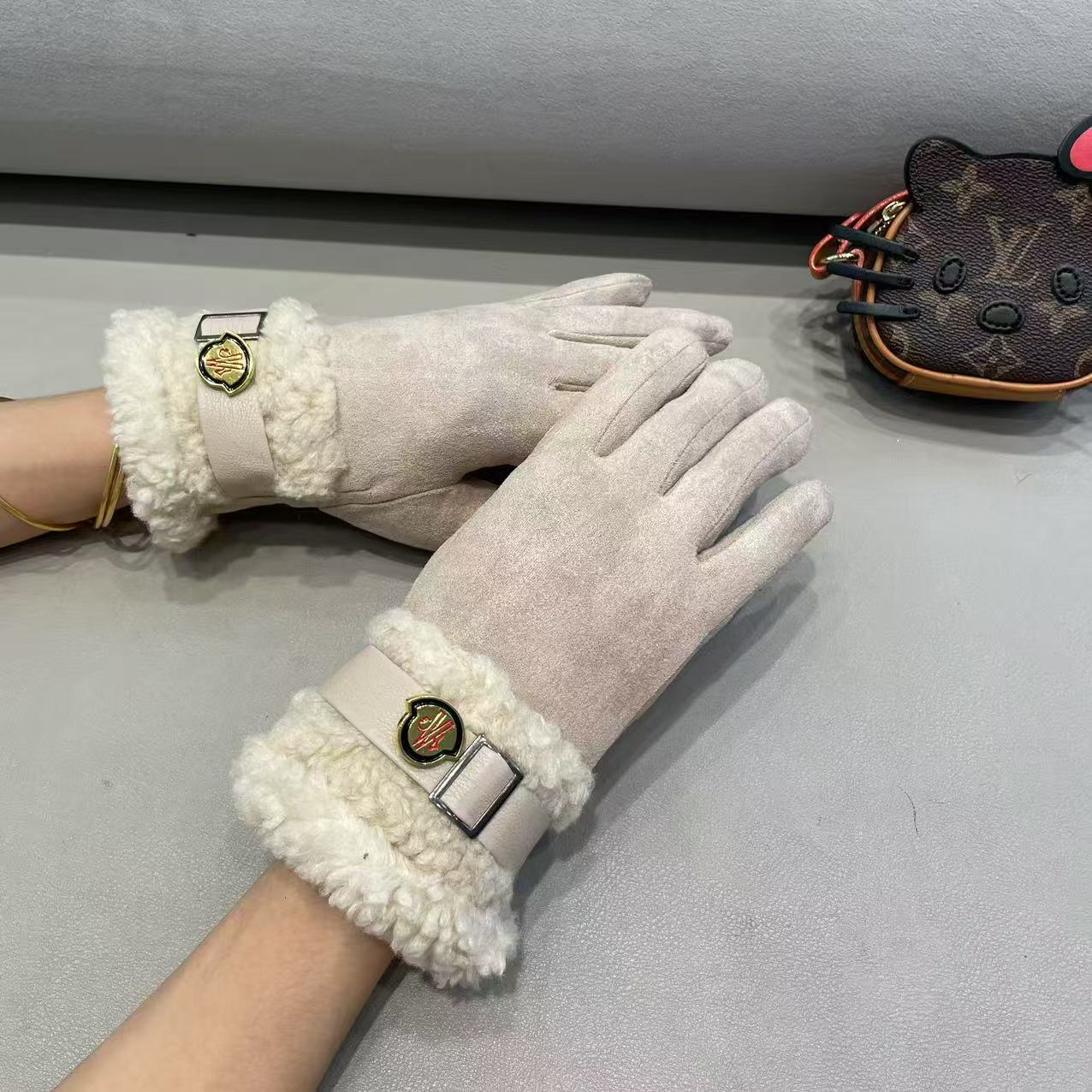 蒙口Moncler盟可睐麂皮绒手套女冬季加绒加厚可触屏骑行车防寒保暖皮毛一体