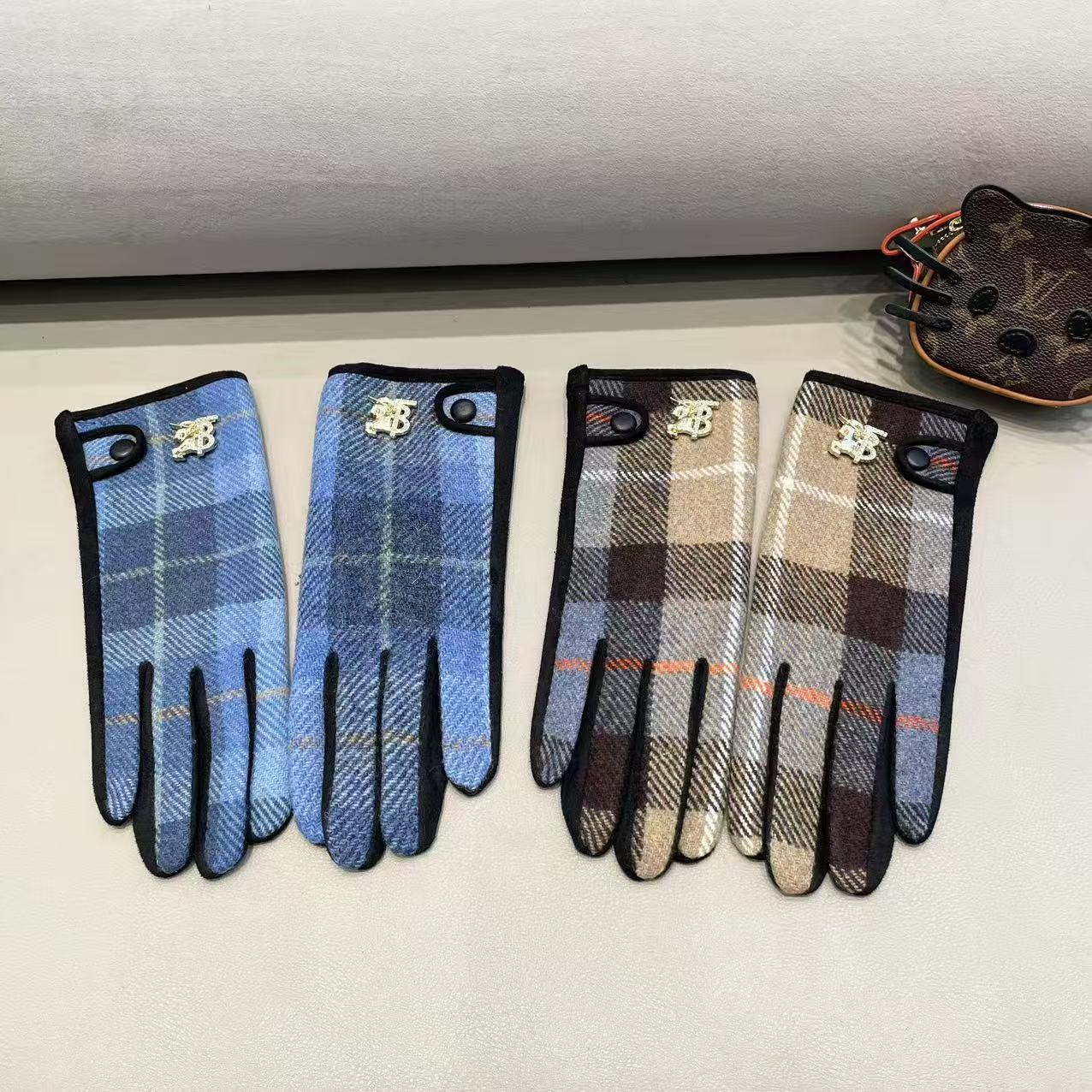 巴宝莉BURBERRY 专柜新品羊毛手套，时尚手套，秋冬保暖加绒内里，经典格子，上手超舒适柔软、百搭！均