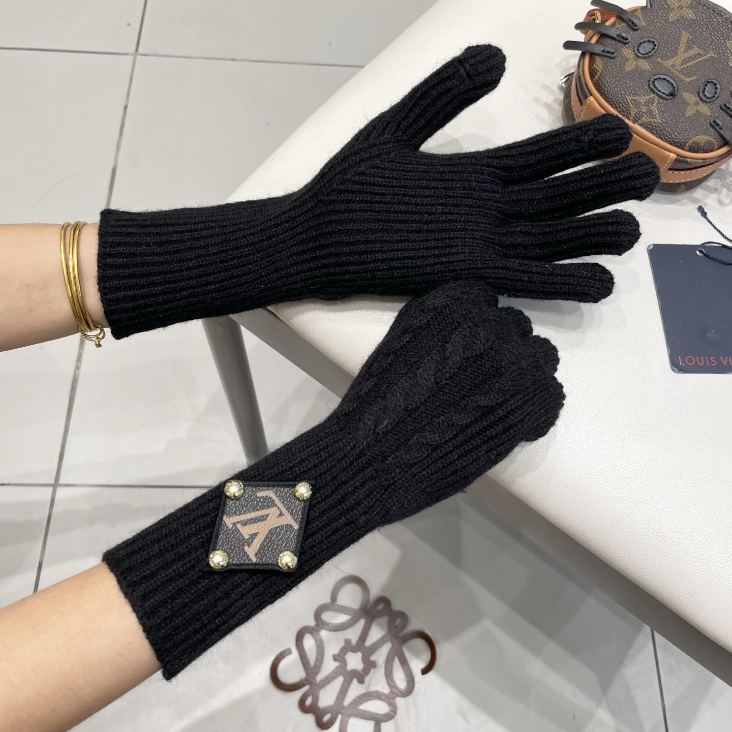 lv路易威登纯色羊毛手套一体成型绞花女秋冬季新款百搭保暖防风触屏