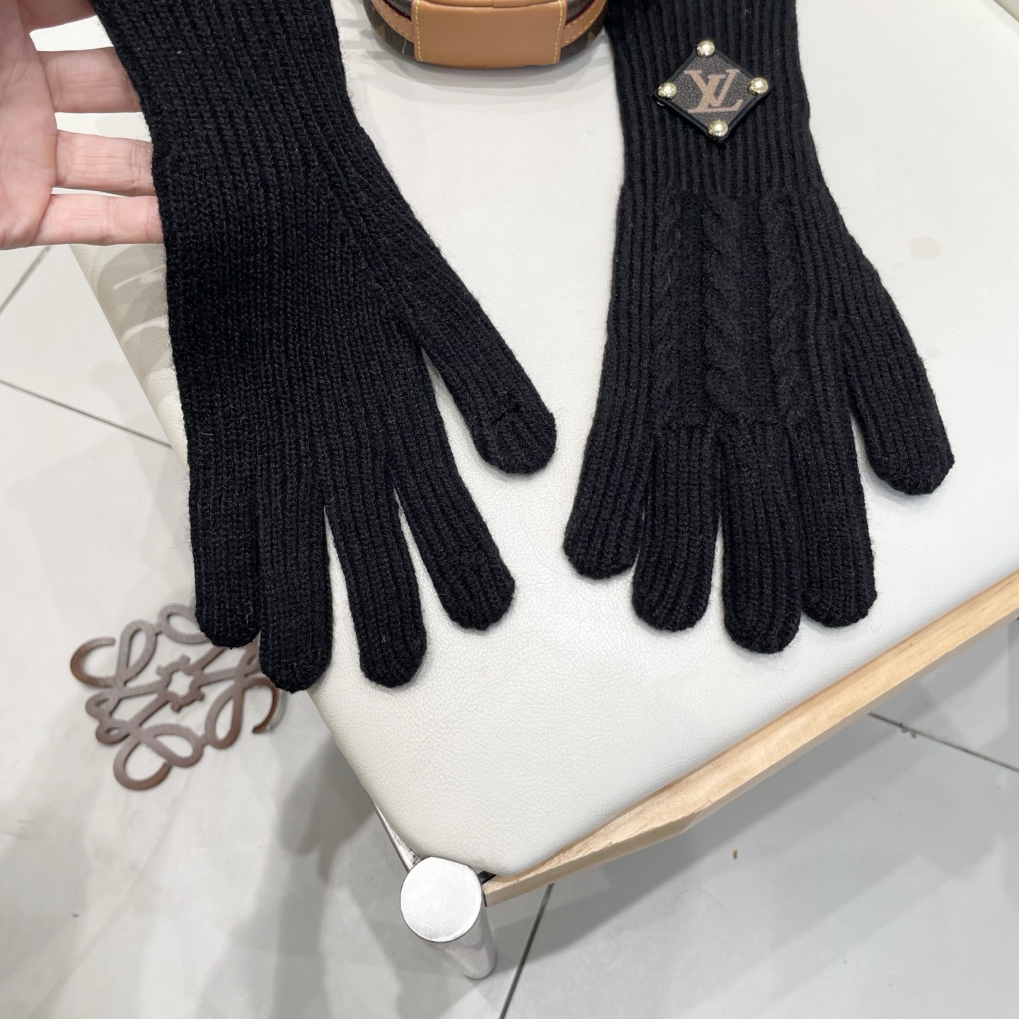 lv路易威登纯色羊毛手套一体成型绞花女秋冬季新款百搭保暖防风触屏