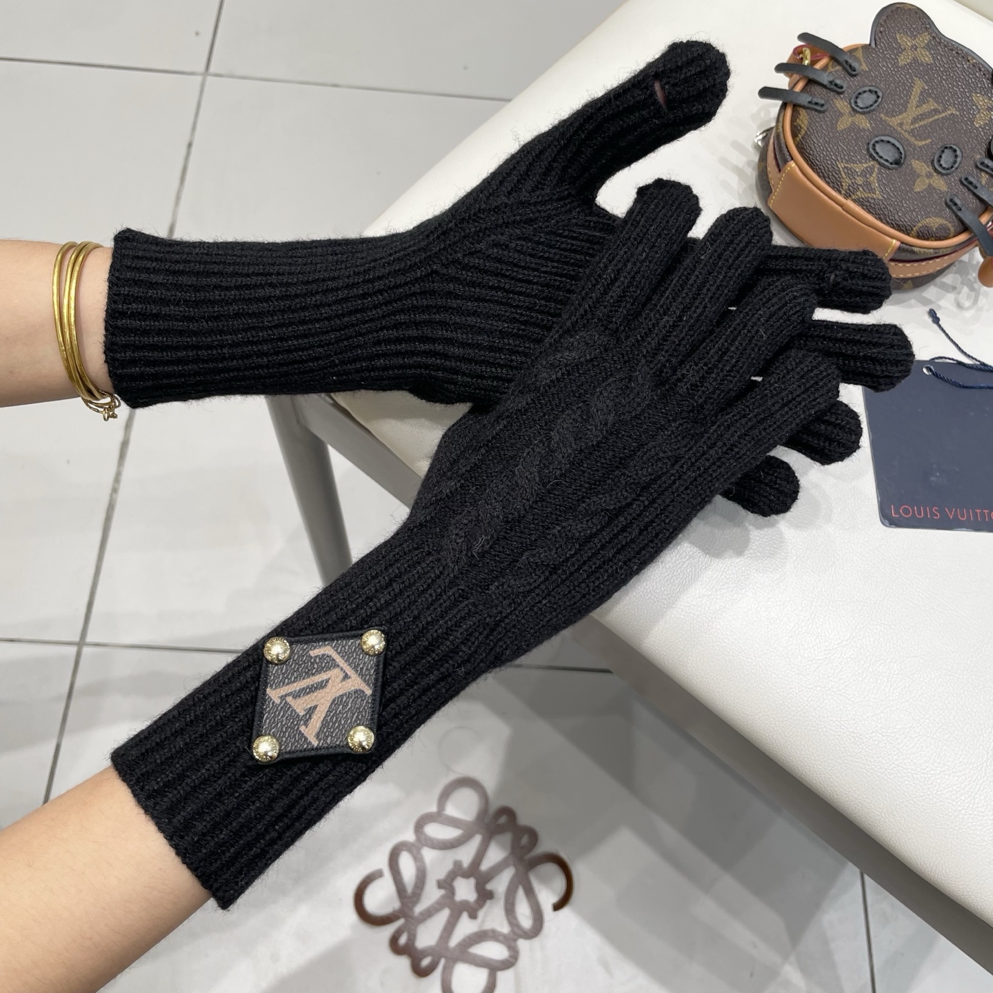 lv路易威登纯色羊毛手套一体成型绞花女秋冬季新款百搭保暖防风触屏