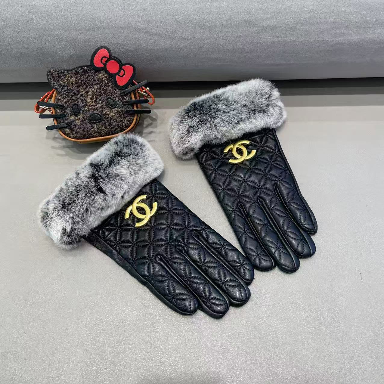 Chanel 香奈儿2024秋冬双C懒兔毛羊皮手套👍手机触屏，值得对比。。同款不同品质，秒杀市场差产品，