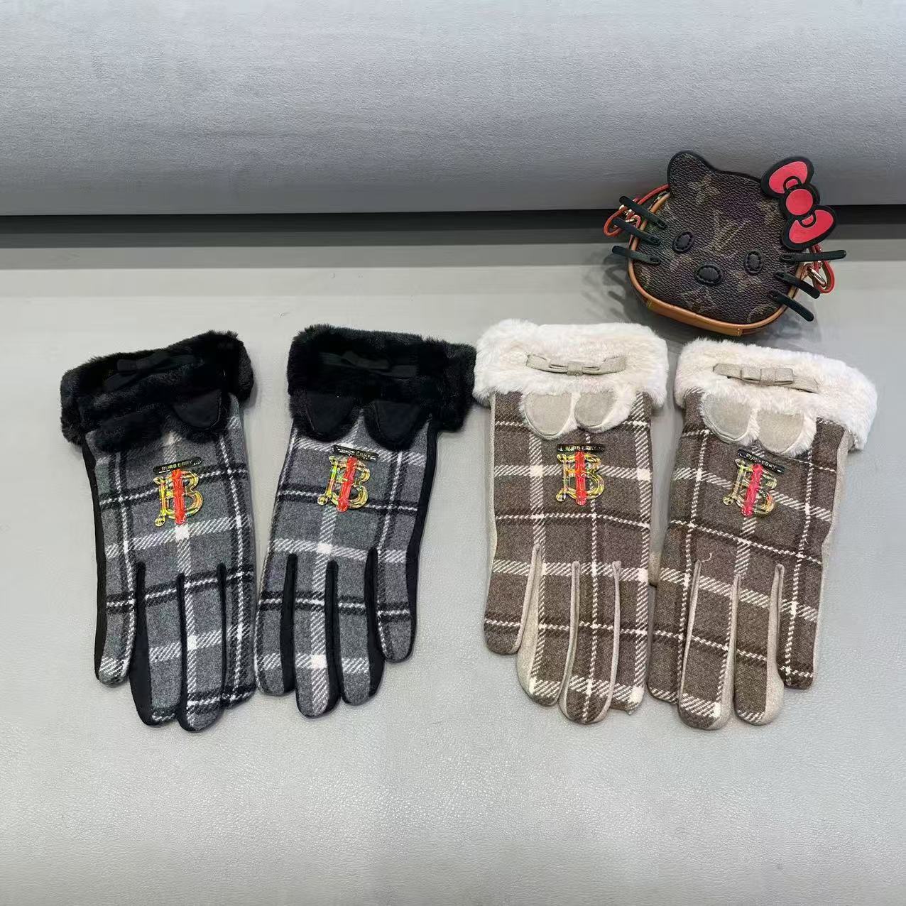 巴宝莉BURBERRY 专柜新品羊毛手套，时尚手套，秋冬保暖加绒内里，经典格子，上手超舒适柔软、百搭！均