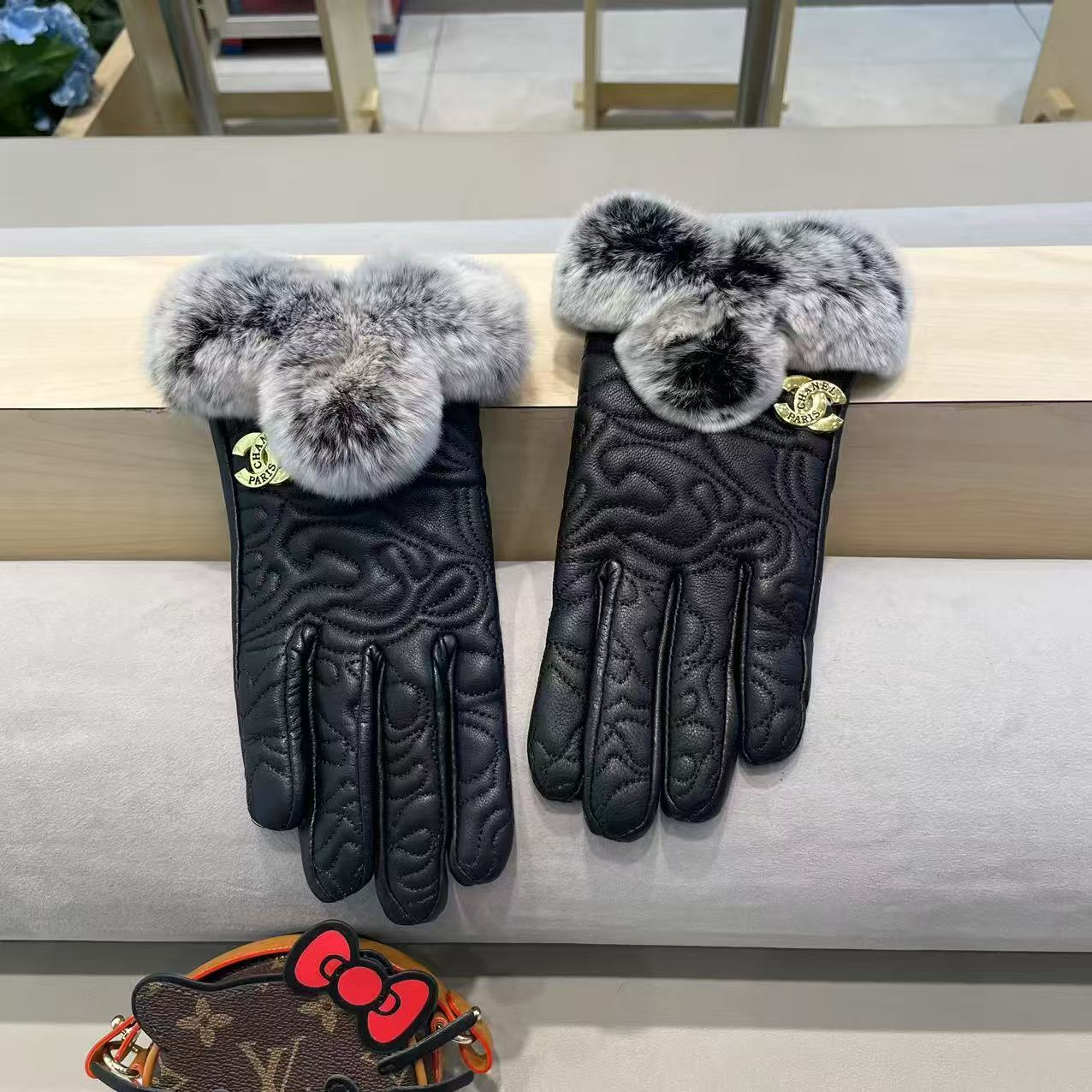 Chanel 香奈儿 秋冬款懒兔毛手套👍值得对比。。同款不同品质，秒杀市场差产品，进口一级羊皮➕懒兔毛内
