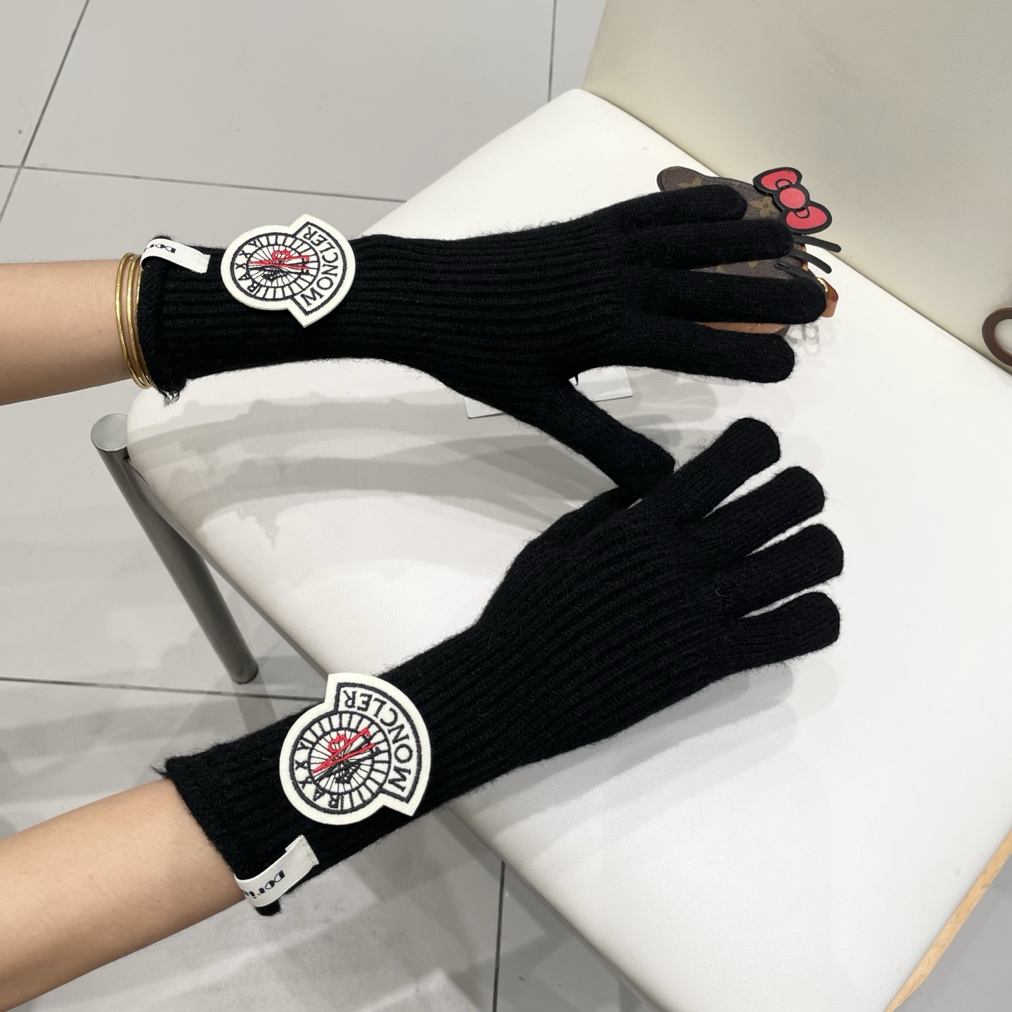 蒙口秋冬羊毛针织手套🧤糖果纯色系列今年秋冬大火。 每色都超好看 搭配羊绒大衣绝美 立体版型剪裁 线条流畅