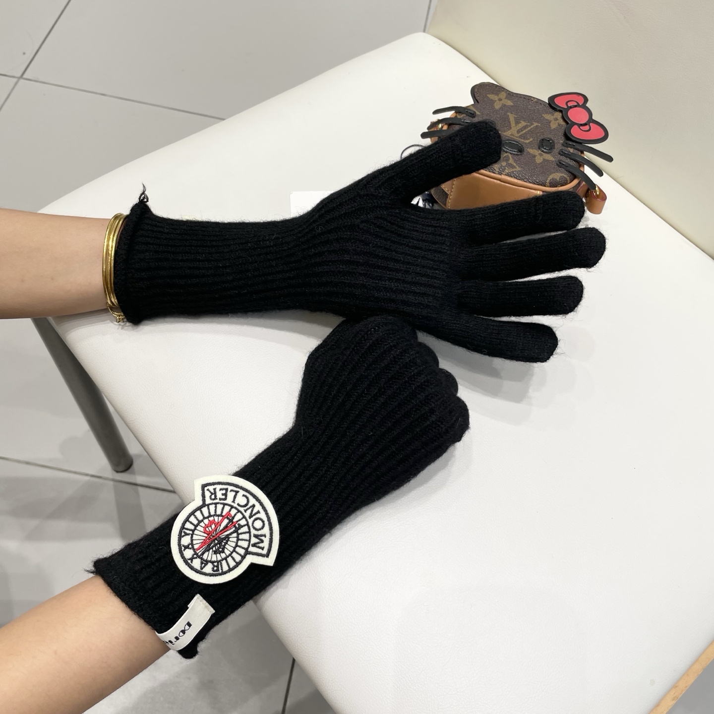 蒙口秋冬羊毛针织手套🧤糖果纯色系列今年秋冬大火。 每色都超好看 搭配羊绒大衣绝美 立体版型剪裁 线条流畅