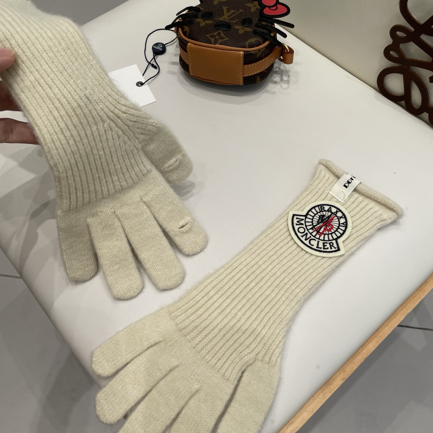 蒙口秋冬羊毛针织手套🧤糖果纯色系列今年秋冬大火。 每色都超好看 搭配羊绒大衣绝美 立体版型剪裁 线条流畅