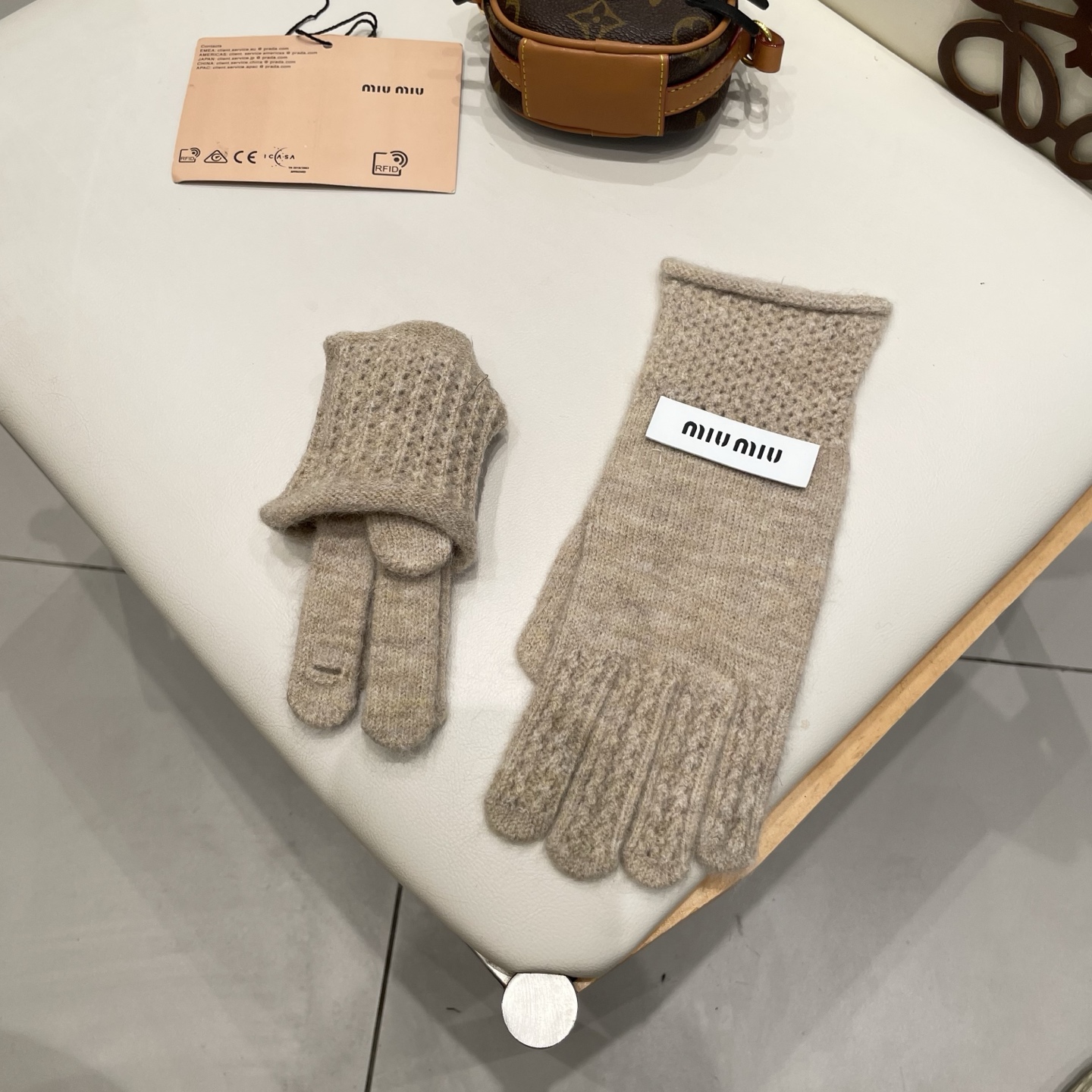缪缪2025秋冬针织羊毛手套👍值得对比。。同款不同品质，秒杀市场差产品，羊毛内里加绒 🙌经典不过时款.喜