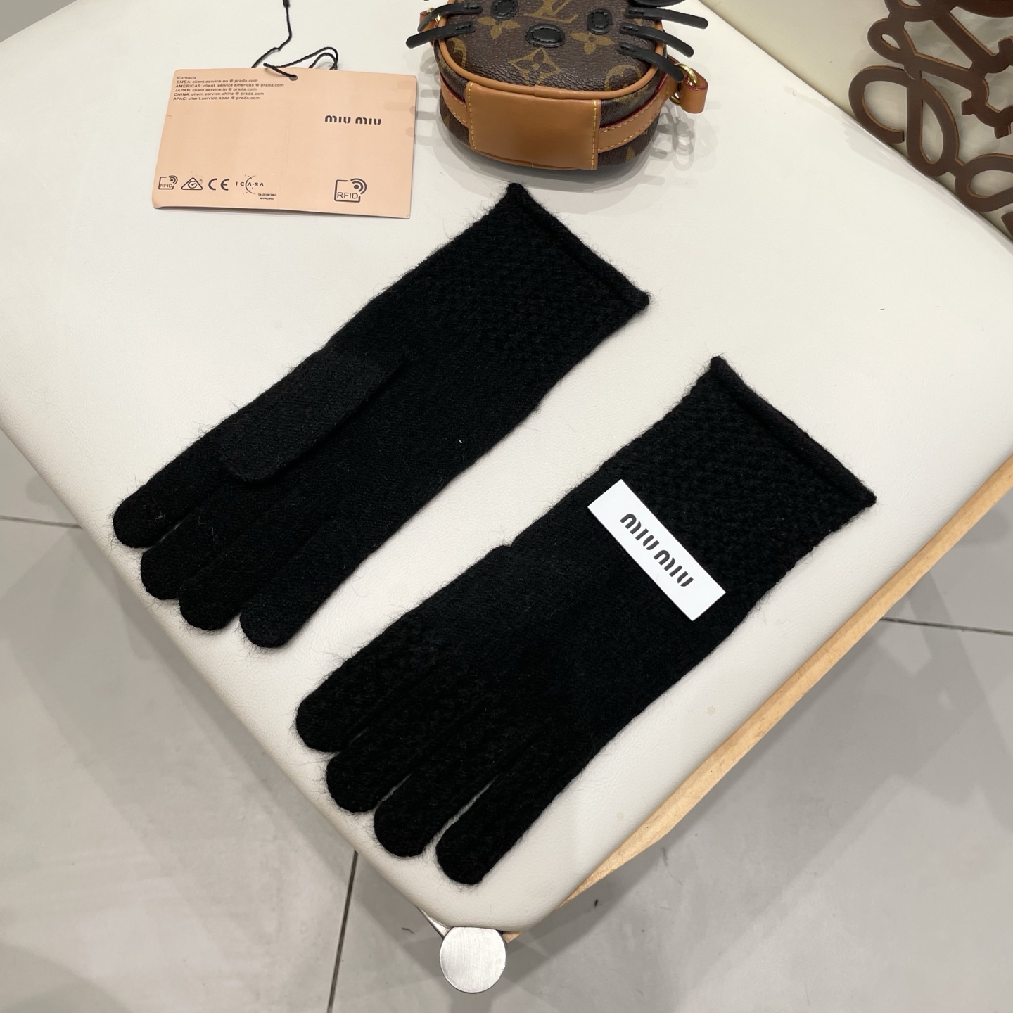 缪缪2025秋冬针织羊毛手套👍值得对比。。同款不同品质，秒杀市场差产品，羊毛内里加绒 🙌经典不过时款.喜