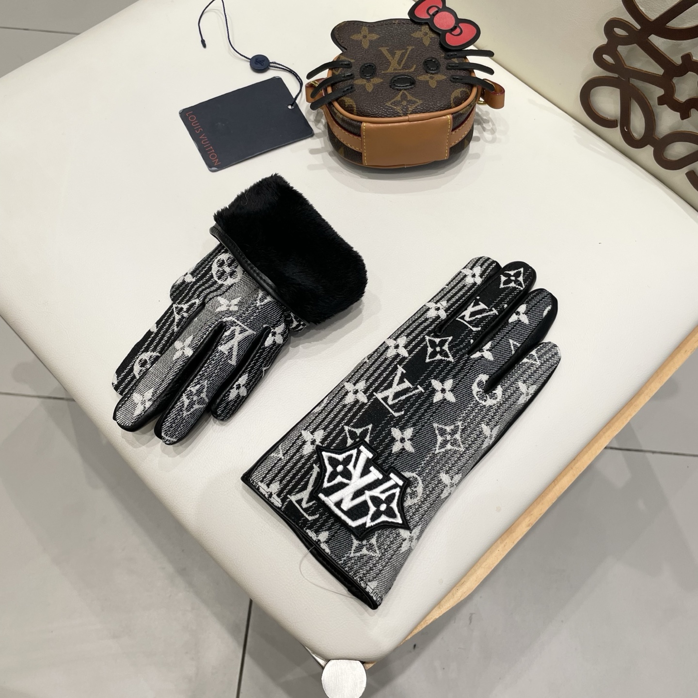 2025🧤LV渐变新品布配皮手套，时尚机车🚗手套，秋冬新品布内里，时尚🌺上手超舒适柔软、百搭！集美女神必