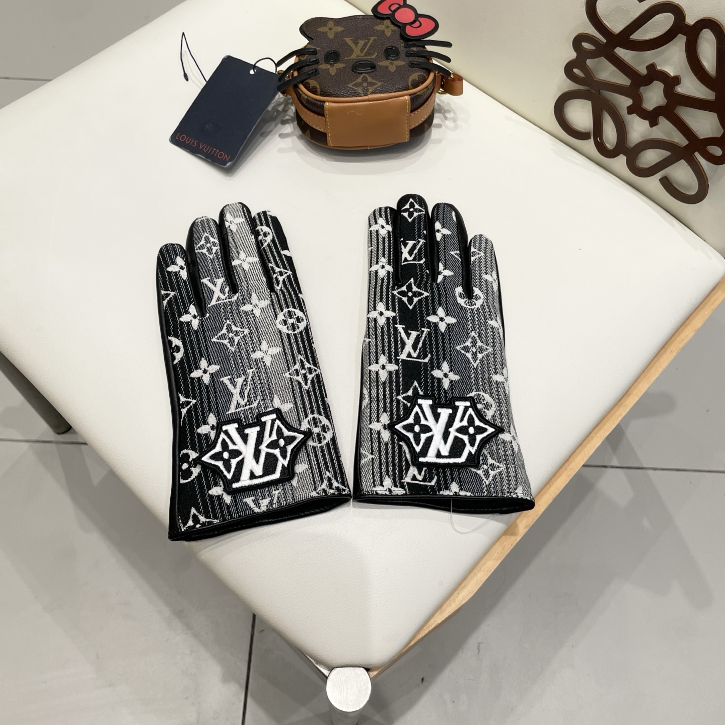 2025🧤LV渐变新品布配皮手套，时尚机车🚗手套，秋冬新品布内里，时尚🌺上手超舒适柔软、百搭！集美女神必