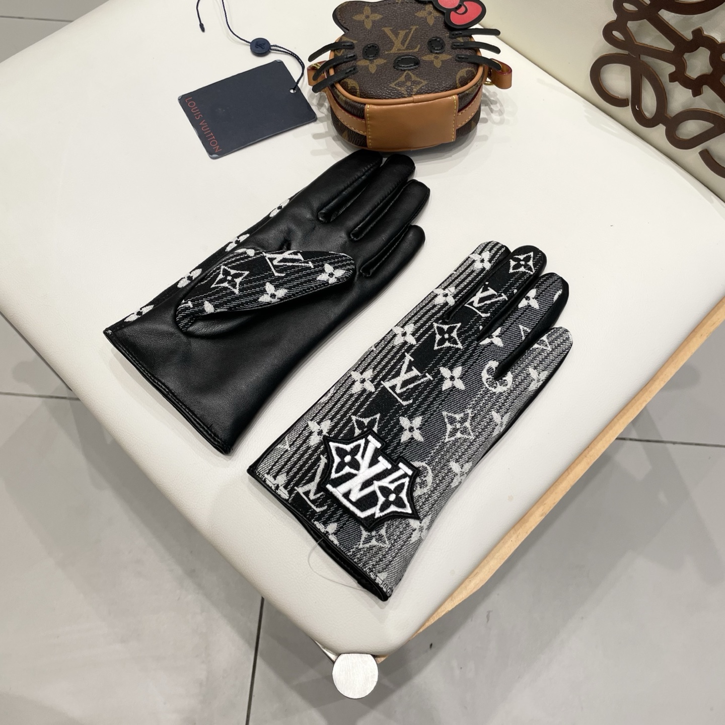 2025🧤LV渐变新品布配皮手套，时尚机车🚗手套，秋冬新品布内里，时尚🌺上手超舒适柔软、百搭！集美女神必