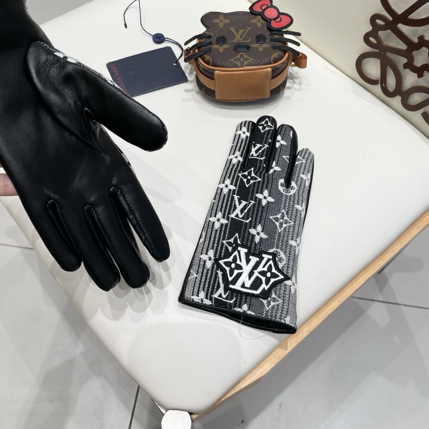 2025🧤LV渐变新品布配皮手套，时尚机车🚗手套，秋冬新品布内里，时尚🌺上手超舒适柔软、百搭！集美女神必