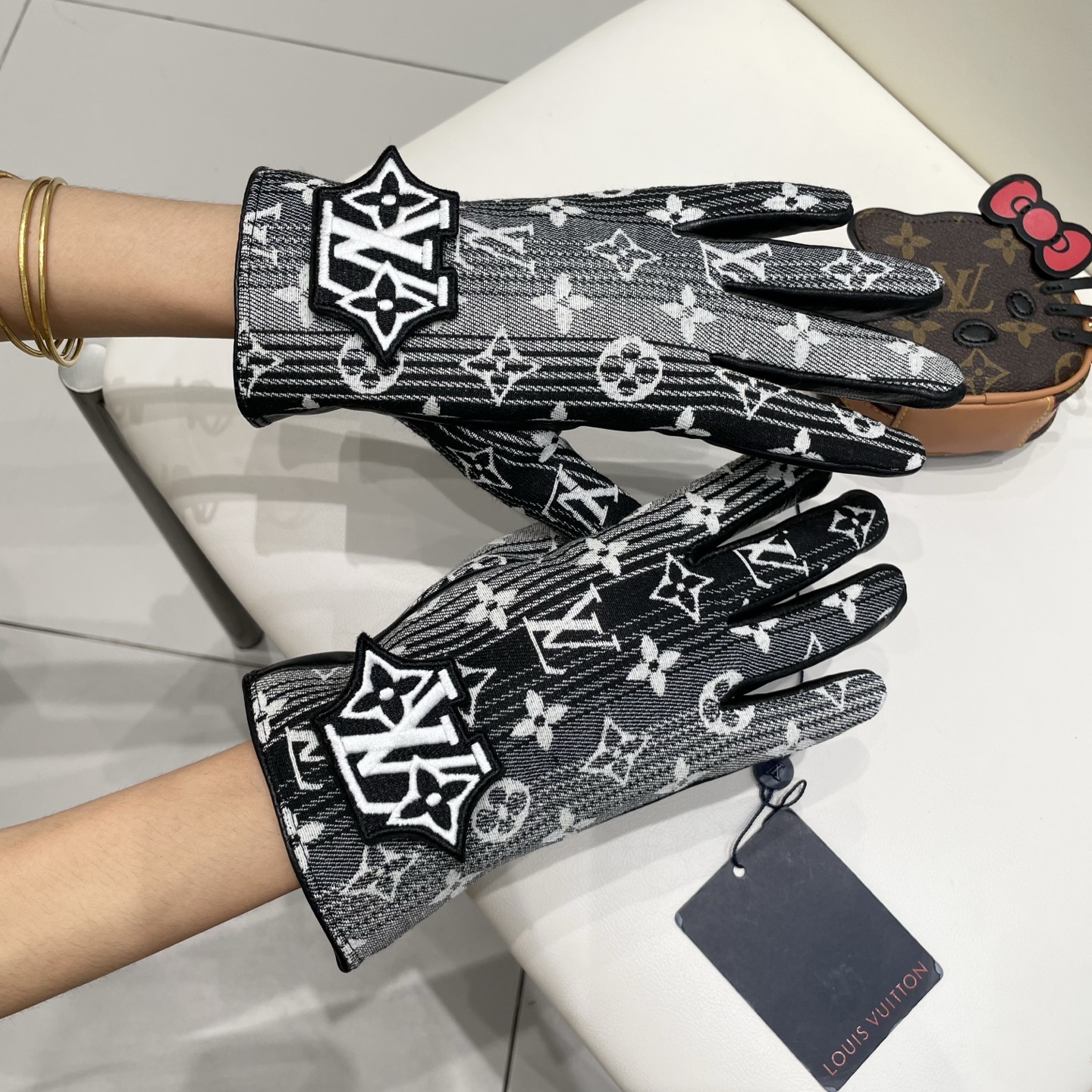 2025🧤LV渐变新品布配皮手套，时尚机车🚗手套，秋冬新品布内里，时尚🌺上手超舒适柔软、百搭！集美女神必