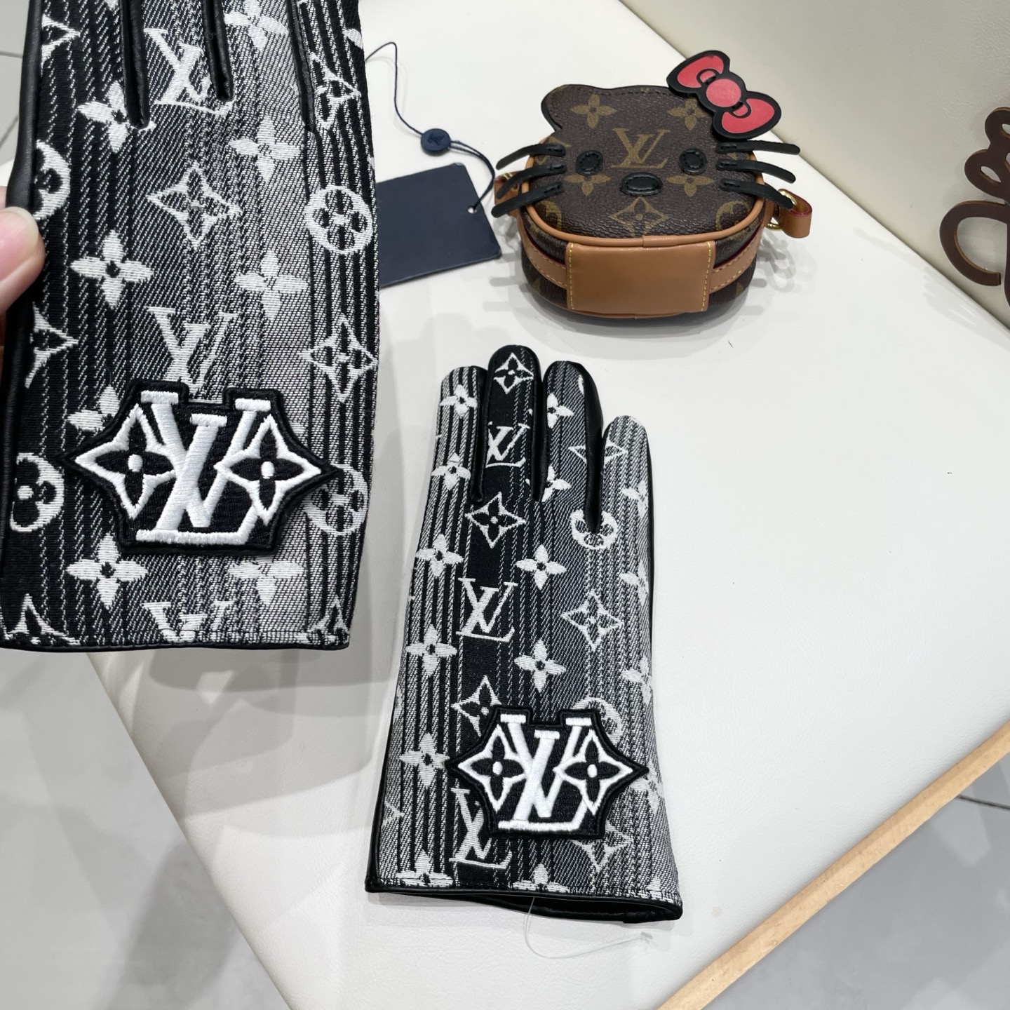 2025🧤LV渐变新品布配皮手套，时尚机车🚗手套，秋冬新品布内里，时尚🌺上手超舒适柔软、百搭！集美女神必