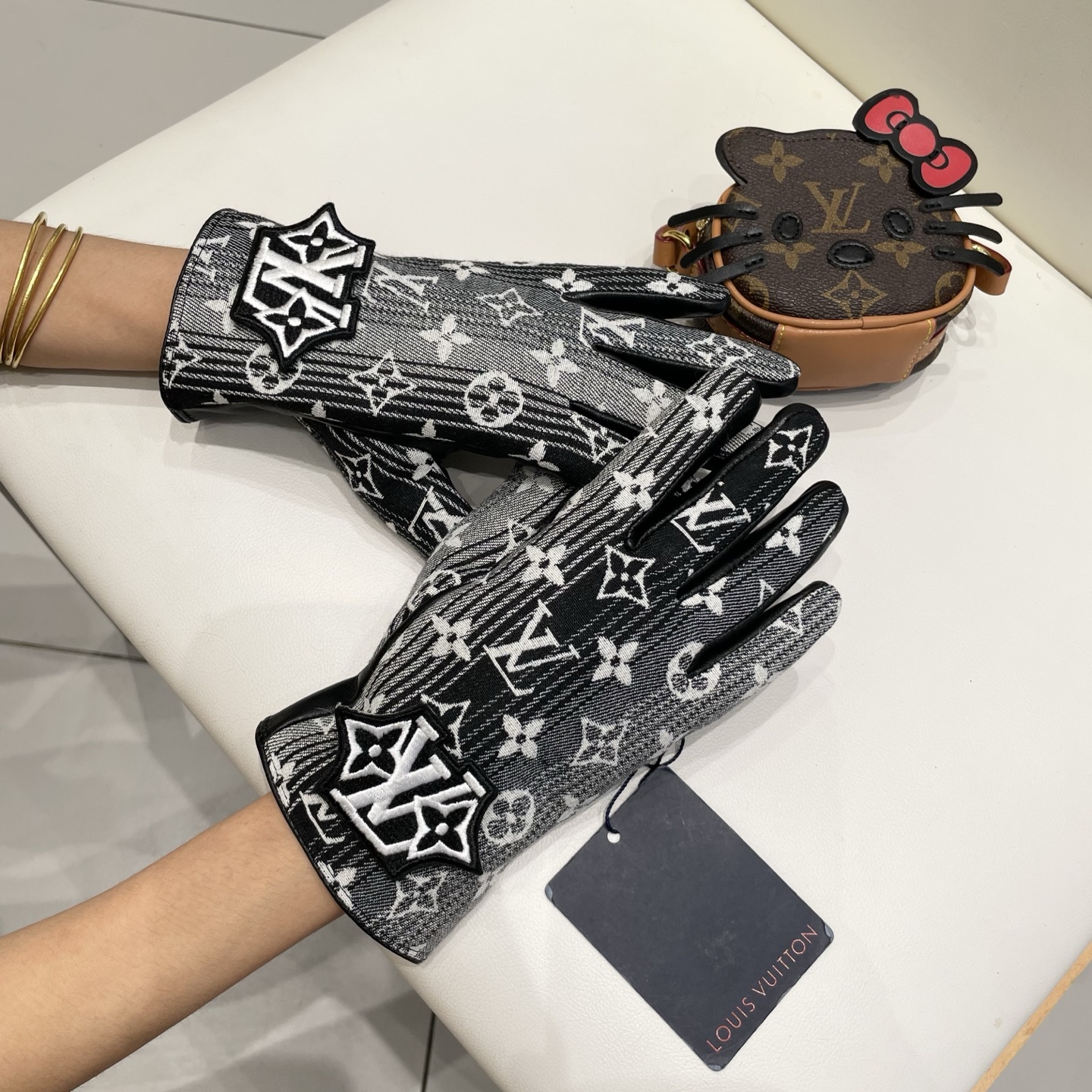 2025🧤LV渐变新品布配皮手套，时尚机车🚗手套，秋冬新品布内里，时尚🌺上手超舒适柔软、百搭！集美女神必