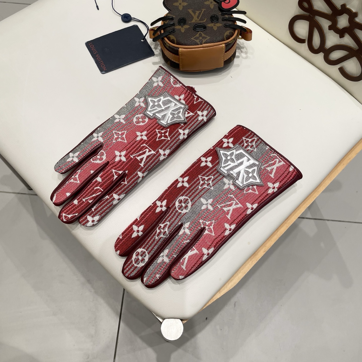 2025🧤LV渐变新品布配皮手套，时尚机车🚗手套，秋冬新品布内里，时尚🌺上手超舒适柔软、百搭！集美女神必