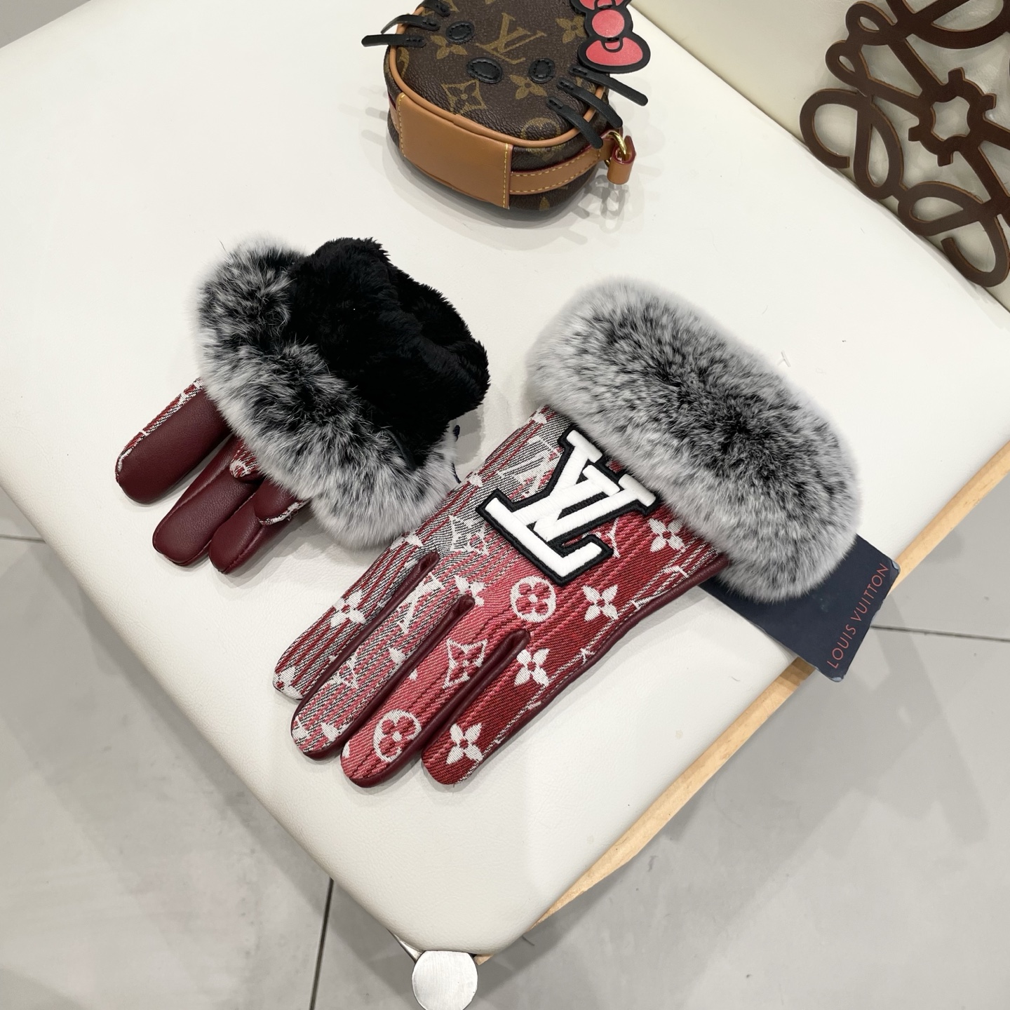 2025🧤LV渐变懒兔毛新品布配皮手套，时尚机车🚗手套，秋冬新品布内里，时尚🌺上手超舒适柔软、百搭！集美