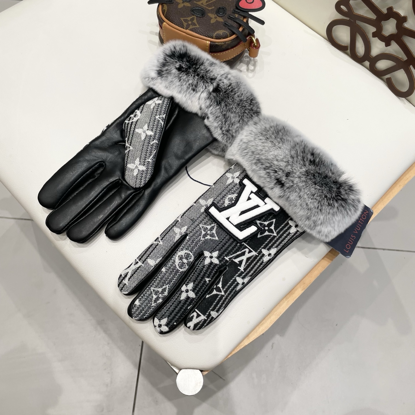 2025🧤LV渐变懒兔毛新品布配皮手套，时尚机车🚗手套，秋冬新品布内里，时尚🌺上手超舒适柔软、百搭！集美