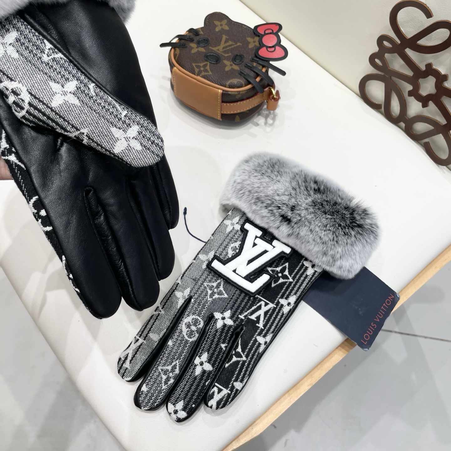 2025🧤LV渐变懒兔毛新品布配皮手套，时尚机车🚗手套，秋冬新品布内里，时尚🌺上手超舒适柔软、百搭！集美
