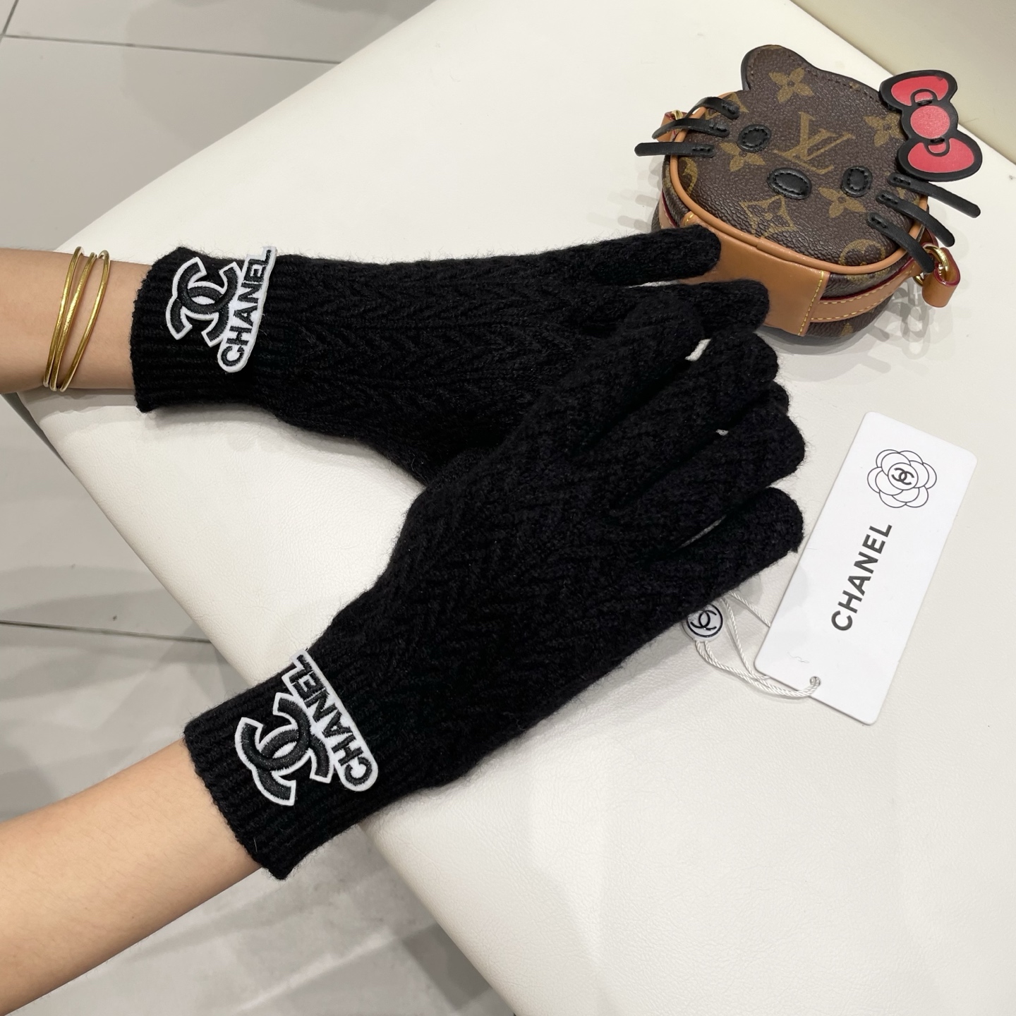 配包装 爆款💥CHANEL香奈儿秋冬羊毛针织手套🧤纯色系列今年秋冬大火。 每色都超好看 搭配羊绒大衣绝美