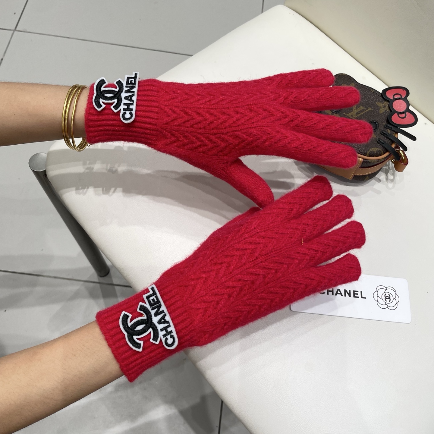 配包装 爆款💥CHANEL香奈儿秋冬羊毛针织手套🧤纯色系列今年秋冬大火。 每色都超好看 搭配羊绒大衣绝美