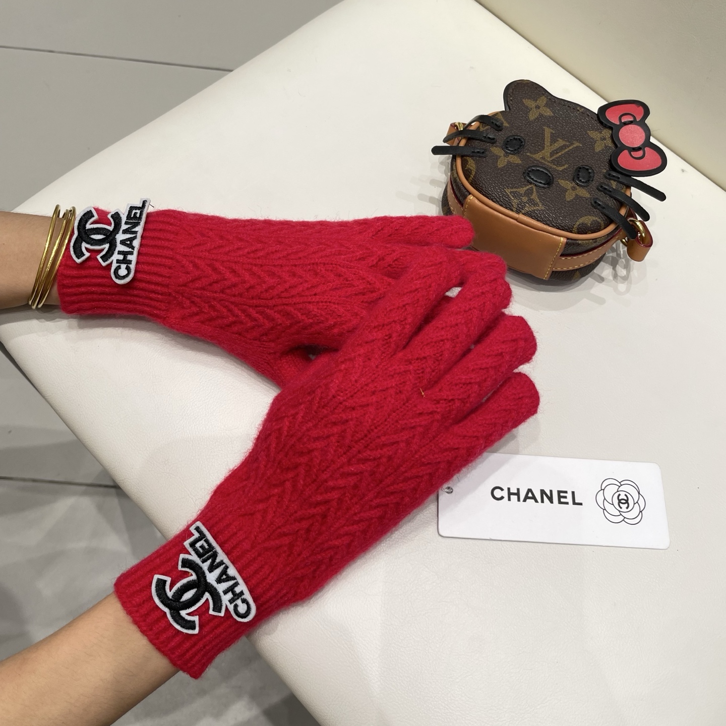 配包装 爆款💥CHANEL香奈儿秋冬羊毛针织手套🧤纯色系列今年秋冬大火。 每色都超好看 搭配羊绒大衣绝美