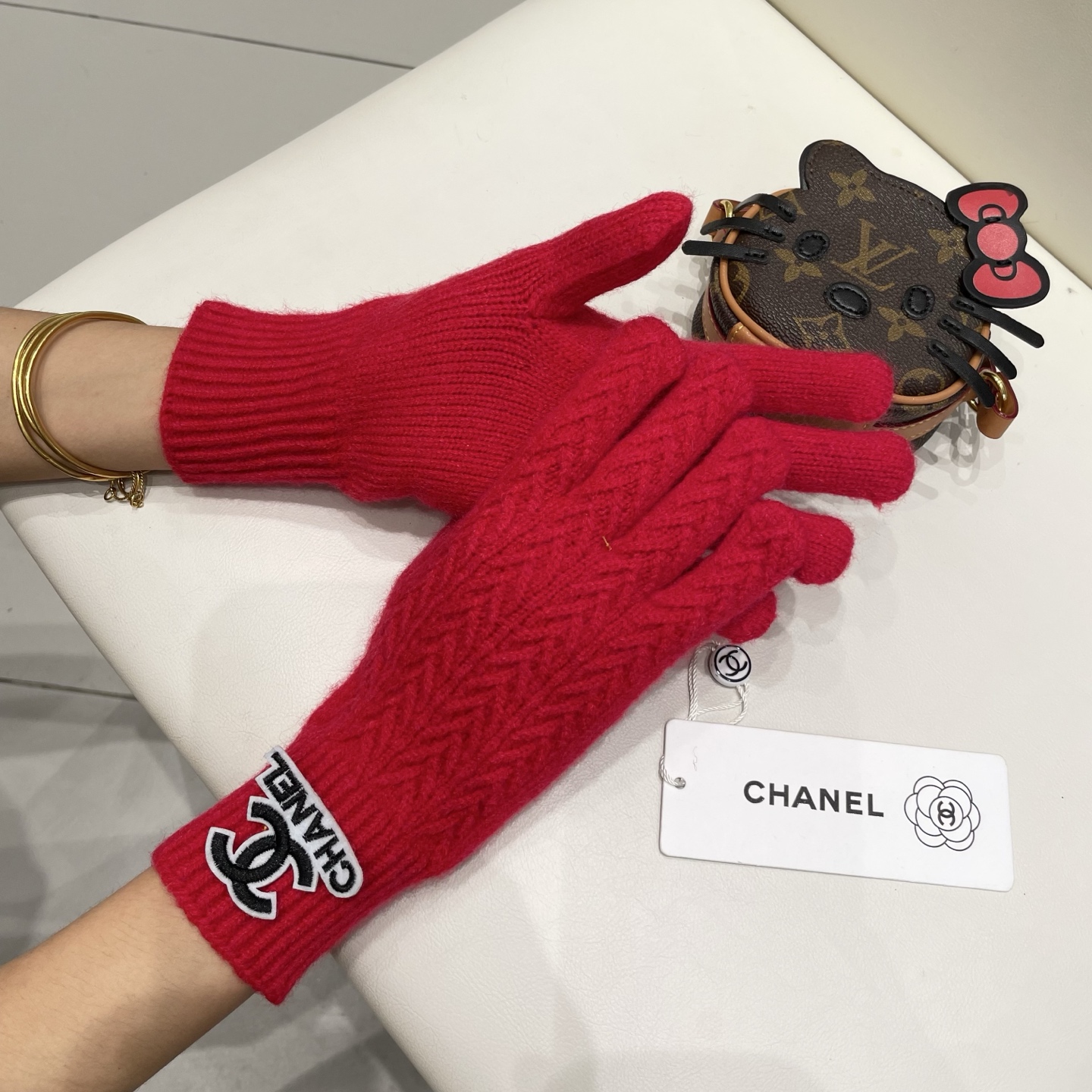 配包装 爆款💥CHANEL香奈儿秋冬羊毛针织手套🧤纯色系列今年秋冬大火。 每色都超好看 搭配羊绒大衣绝美