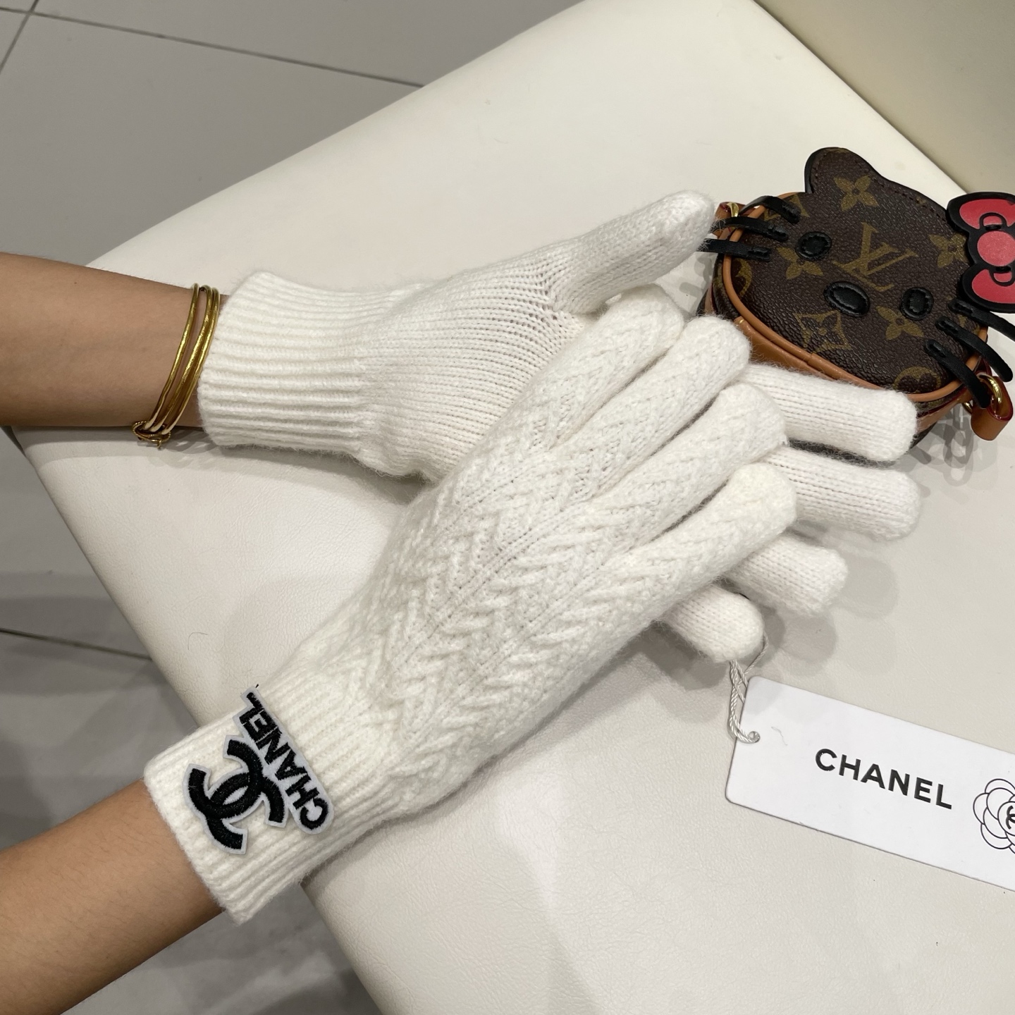 配包装 爆款💥CHANEL香奈儿秋冬羊毛针织手套🧤纯色系列今年秋冬大火。 每色都超好看 搭配羊绒大衣绝美