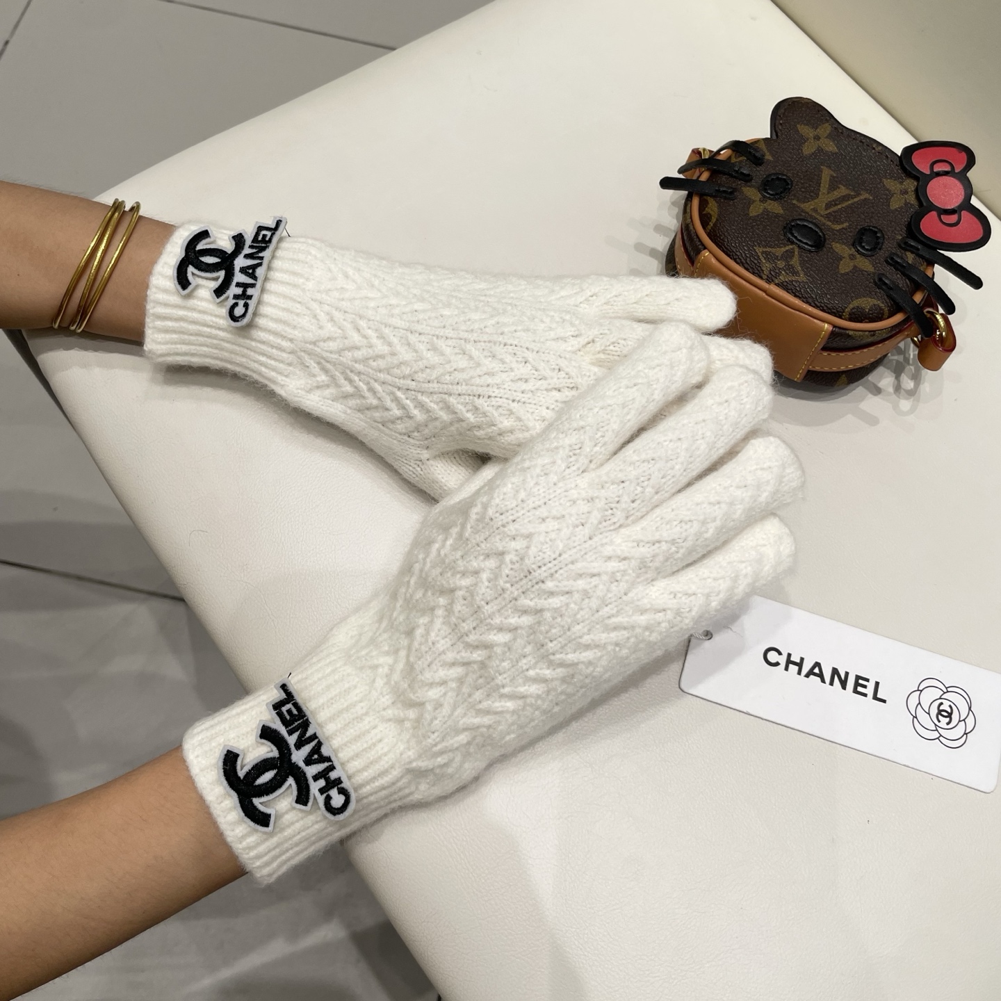 配包装 爆款💥CHANEL香奈儿秋冬羊毛针织手套🧤纯色系列今年秋冬大火。 每色都超好看 搭配羊绒大衣绝美