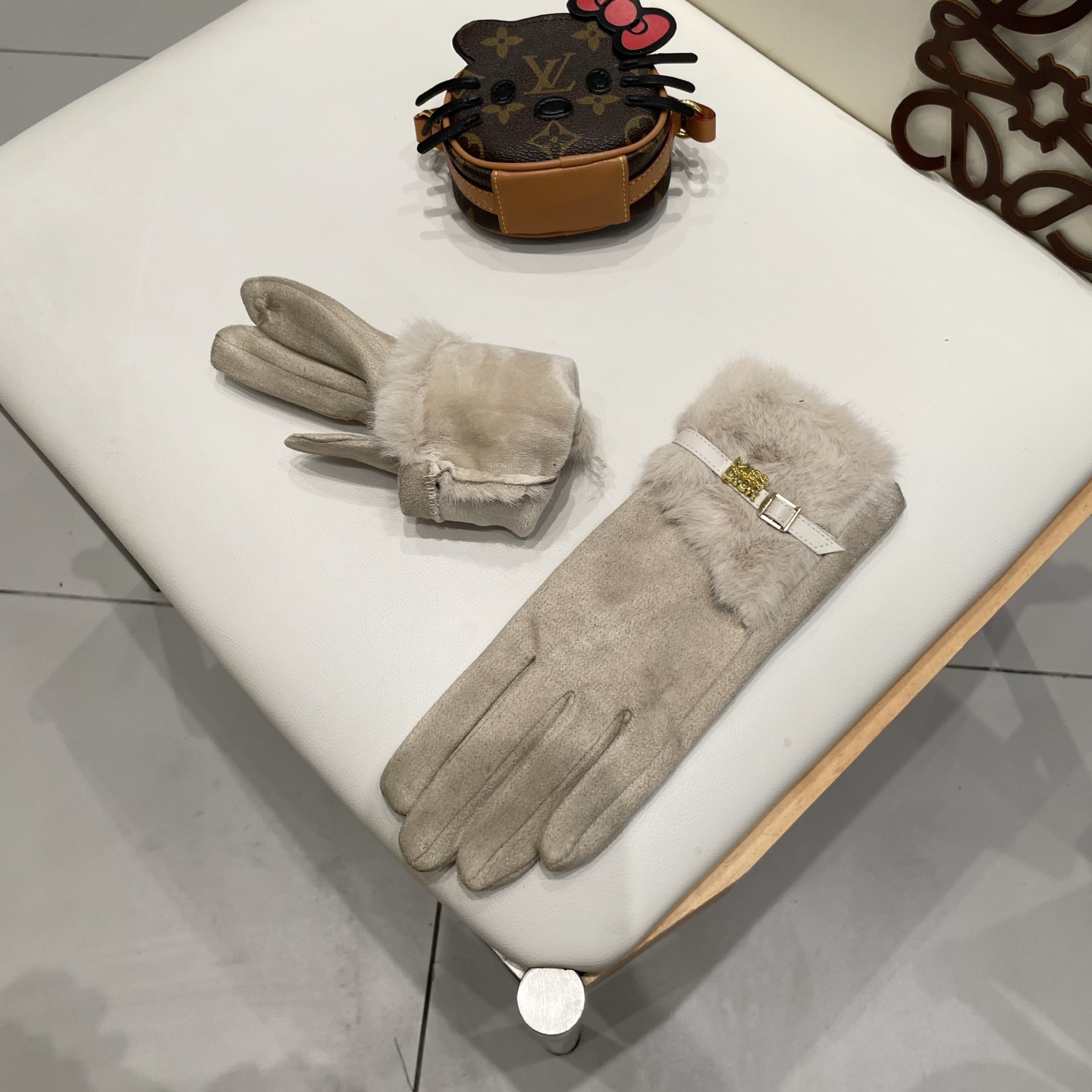 Dior迪奥羊毛手套👍值得对比。。同款不同品质，秒杀市场差产品，千🙌经典不过时款.喜欢可以入手了，这种品