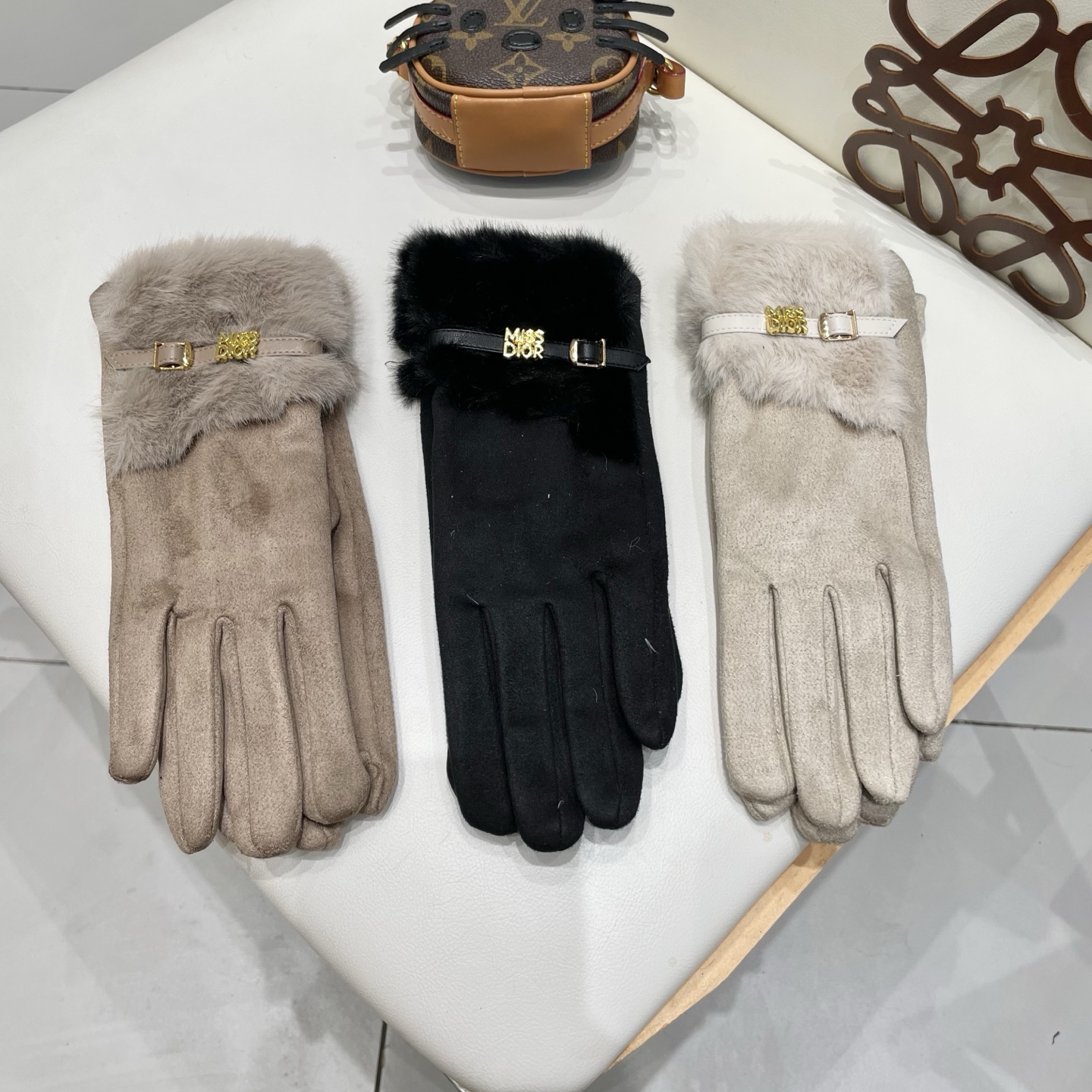 Dior迪奥羊毛手套👍值得对比。。同款不同品质，秒杀市场差产品，千🙌经典不过时款.喜欢可以入手了，这种品