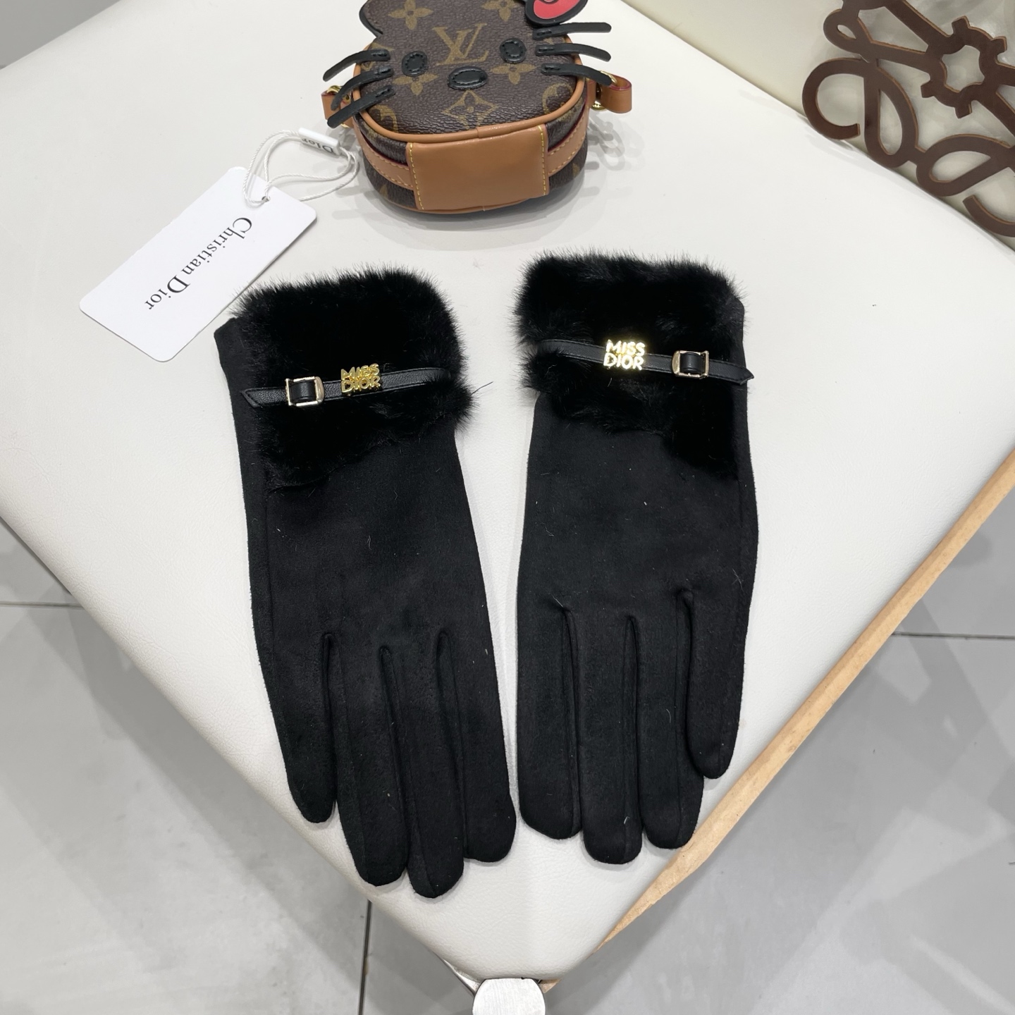 Dior迪奥羊毛手套👍值得对比。。同款不同品质，秒杀市场差产品，千🙌经典不过时款.喜欢可以入手了，这种品