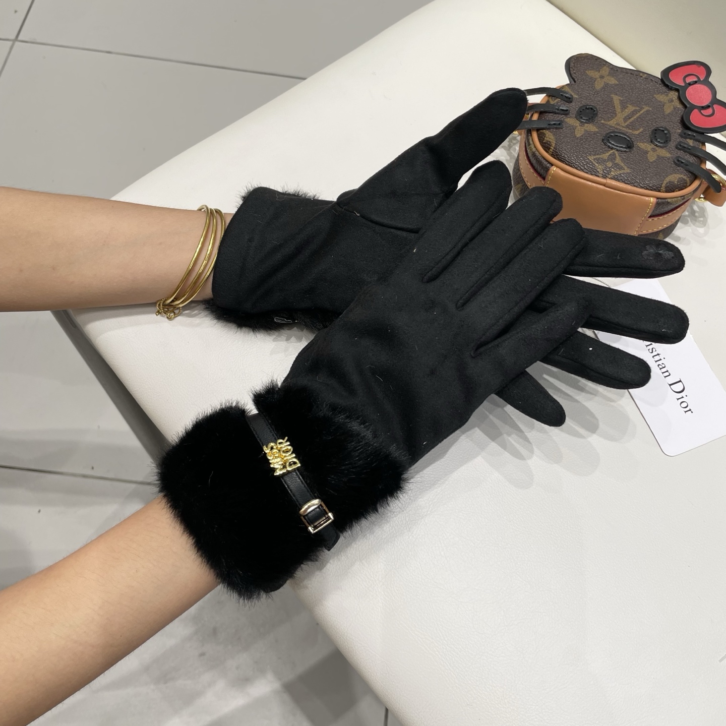 Dior迪奥羊毛手套👍值得对比。。同款不同品质，秒杀市场差产品，千🙌经典不过时款.喜欢可以入手了，这种品