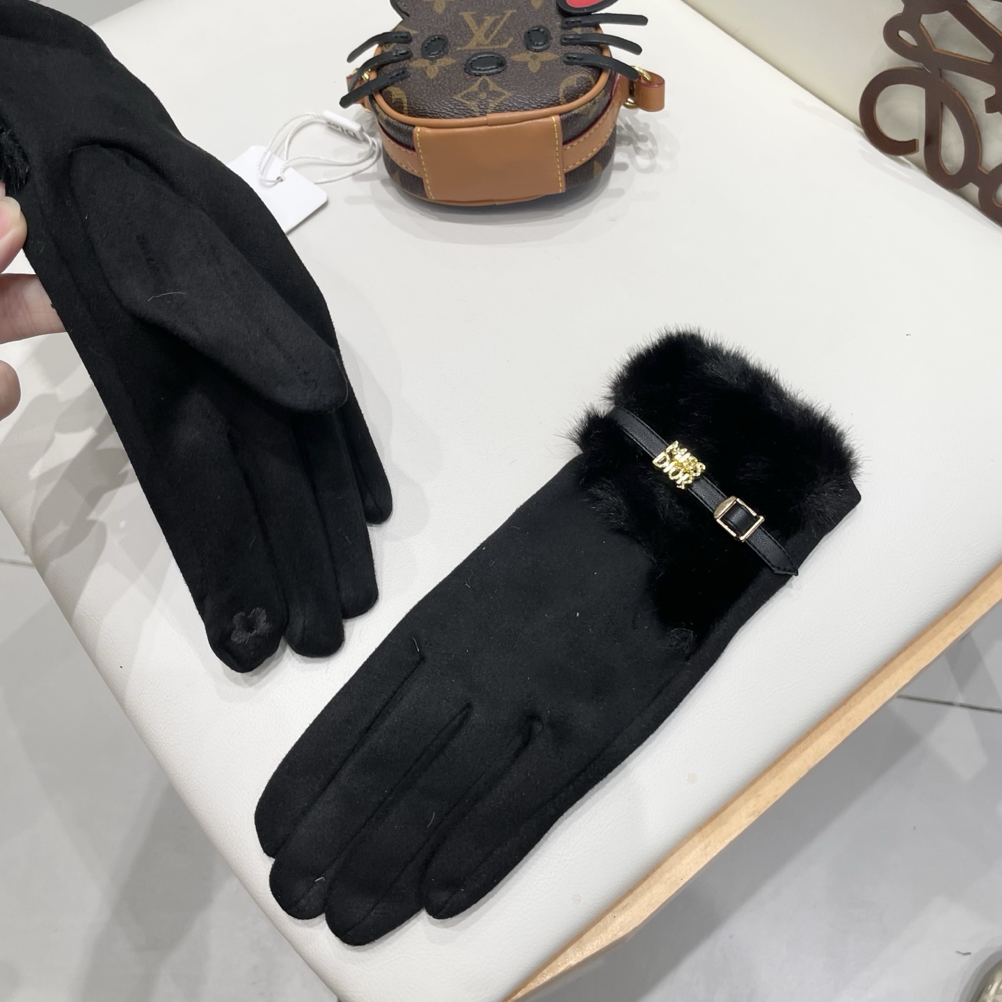 Dior迪奥羊毛手套👍值得对比。。同款不同品质，秒杀市场差产品，千🙌经典不过时款.喜欢可以入手了，这种品