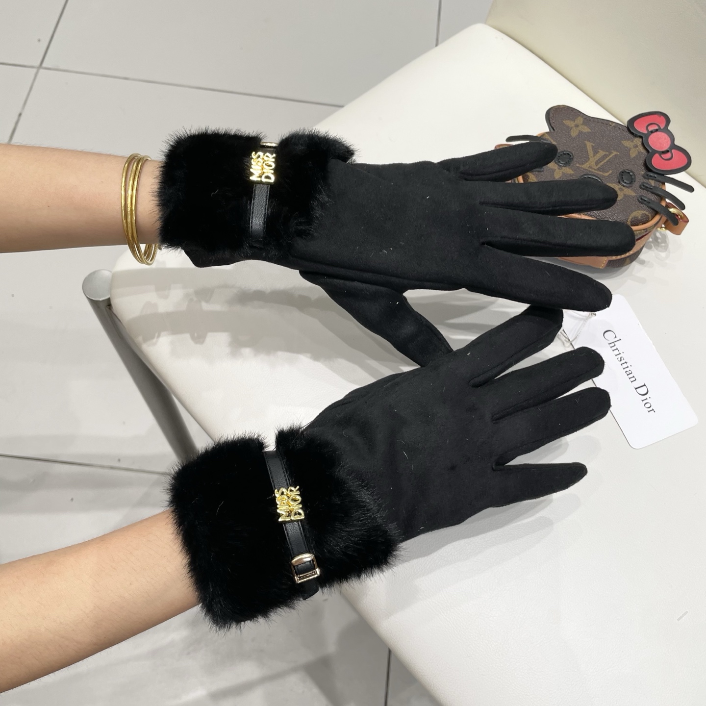 Dior迪奥羊毛手套👍值得对比。。同款不同品质，秒杀市场差产品，千🙌经典不过时款.喜欢可以入手了，这种品